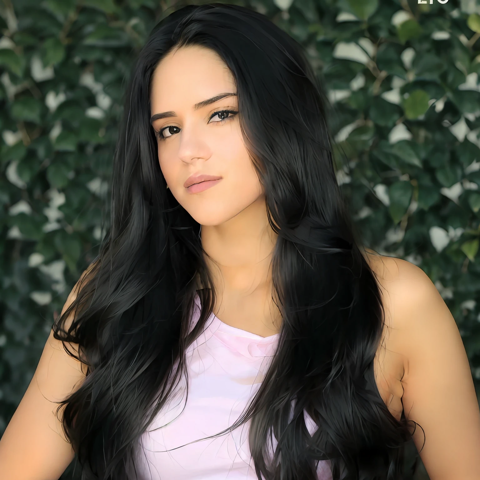 um close up de uma mulher com longos cabelos pretos e um top roxo, female with long black hair, Parece Fabiula Nascimento, Directed by: Nandor Soldier, 3 5 year brazilian mother, ondulado longo - comprimento cabelo preto, cabelo preto exuberante e despenteado, long curvy black hair, longos cabelos pretos soprados pelo vento, longos cabelos negros ondulados