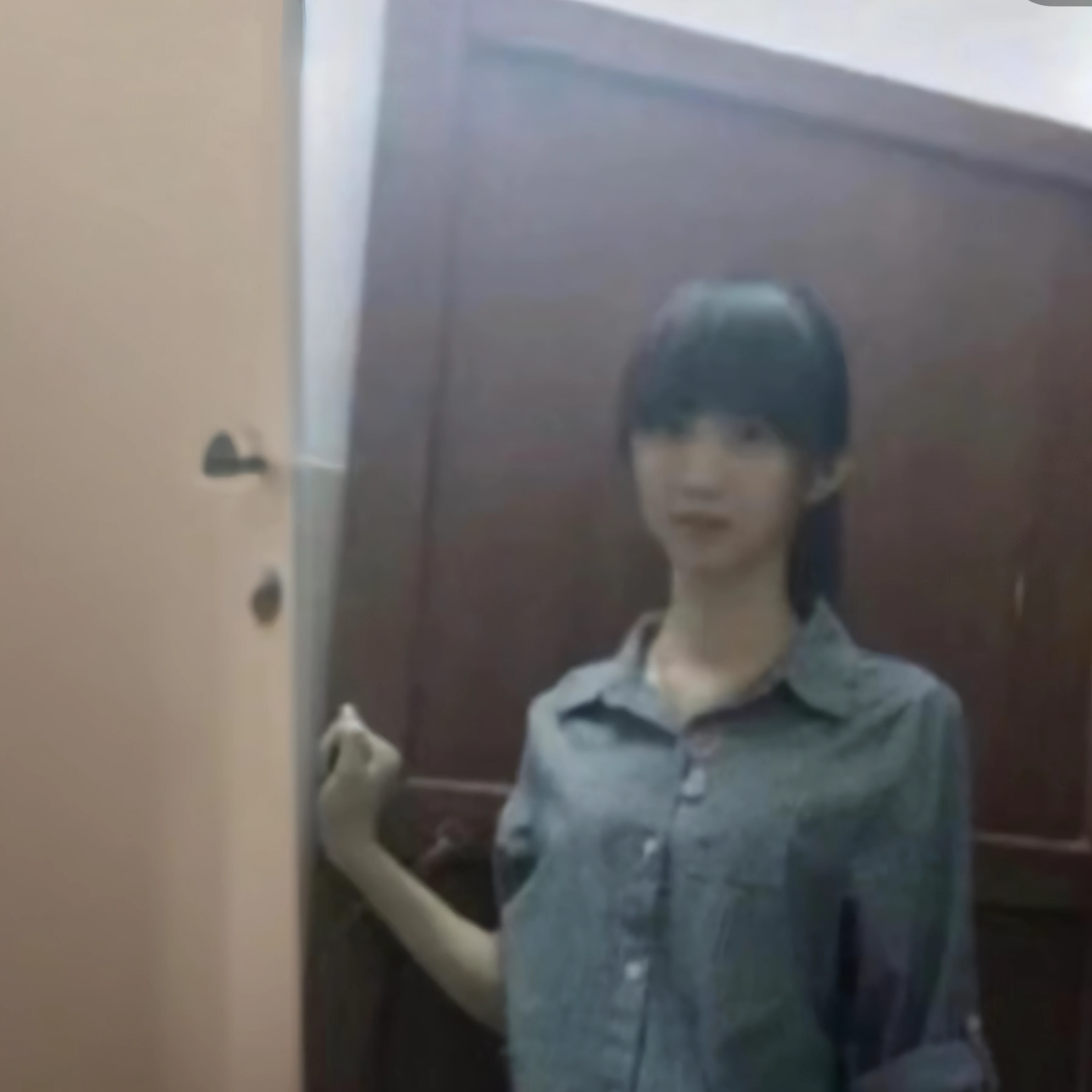 An Arad woman in a short skirt and shirt stood in front of the door, dang my linh, Ruan cute vtuber, The innocent look of the girl next door, 1 8 I, young and cute girl, leaked photo, 19-year-old girl, 18 years old, full-body xianxia, photo of slim girl, Chinese girl