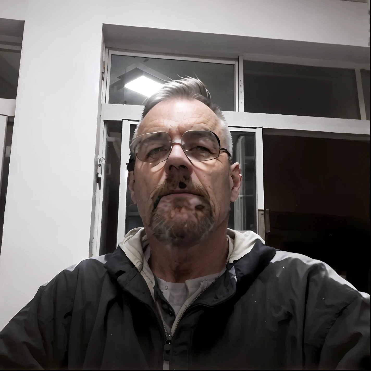 There's a man who's taking a selfie in front of a window, imagem frontal, Fotografia selfie 8k, imagem de perfil, Homem de 5 0 anos, low quality video, foto de um homem branco de 50 anos, david rios ferreira, foto de perfil, selfie de um homem, imagem de qualidade muito baixa, foto de perfil, Homem de 4 0 anos