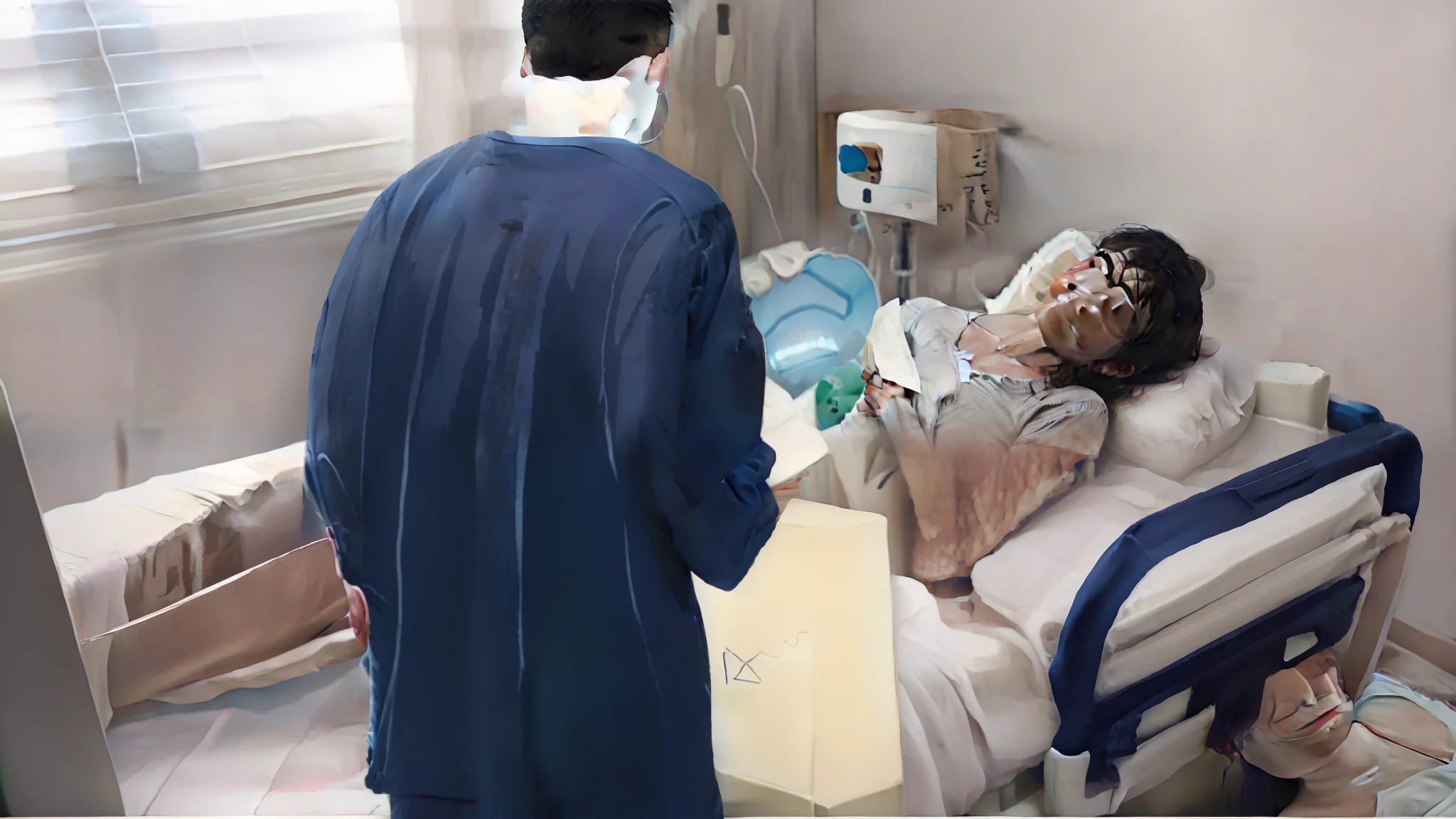 The back of a middle-aged man，Holding a wrapped gift in his hand，Visit a girl lying in a hospital bed，The girl wore a white hospital gown，The body is covered with a thick white quilt，wide wide shot，Background hospital