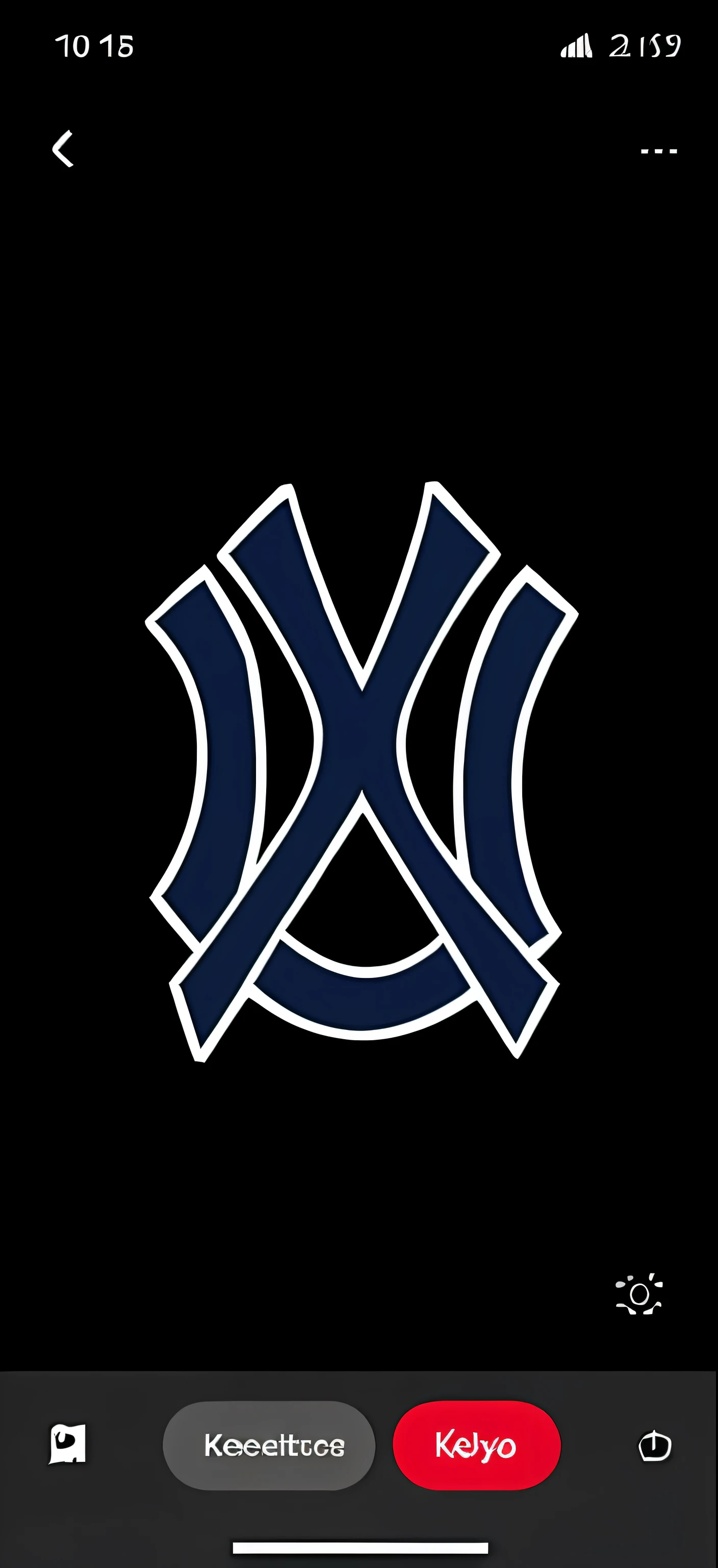 um close up de um celular com um logotipo de beisebol nele, NOVO, courtyard, logotipo x, [ mystique, Ymmétrico, logotipo esportivo, Nova Iorque, Brooklyn, Manhattan, warsaw, y2k, e 2 k, iconic logo symbol, erva, Yoshiku, Largo Ayes, design y2k, inspired by Kanō Tan'yū