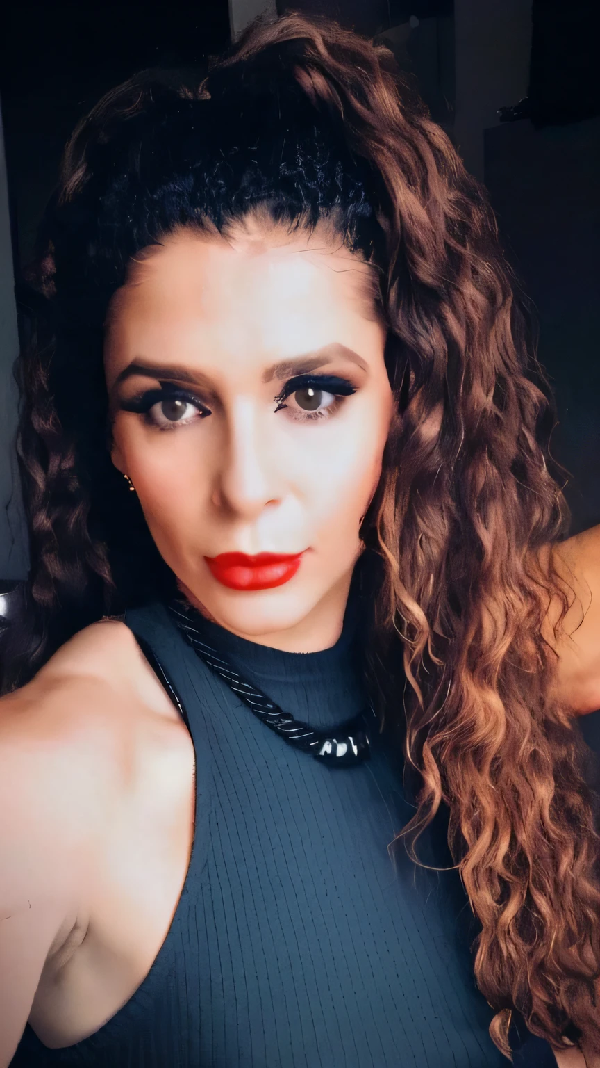 a close up of a woman with glasses and a black top, wavy long black hair and glasses, com longos cabelos cacheados, com cacheado longo, com cabelos ruivos cacheados, cabelos longos e cacheados, long curvy hair, Mulher de 30 anos, 3 0 anos de idade mulher, preto longo cabelo encaracolado longo, cabelos longos cacheados, Mulher de 30 anos de Cuba