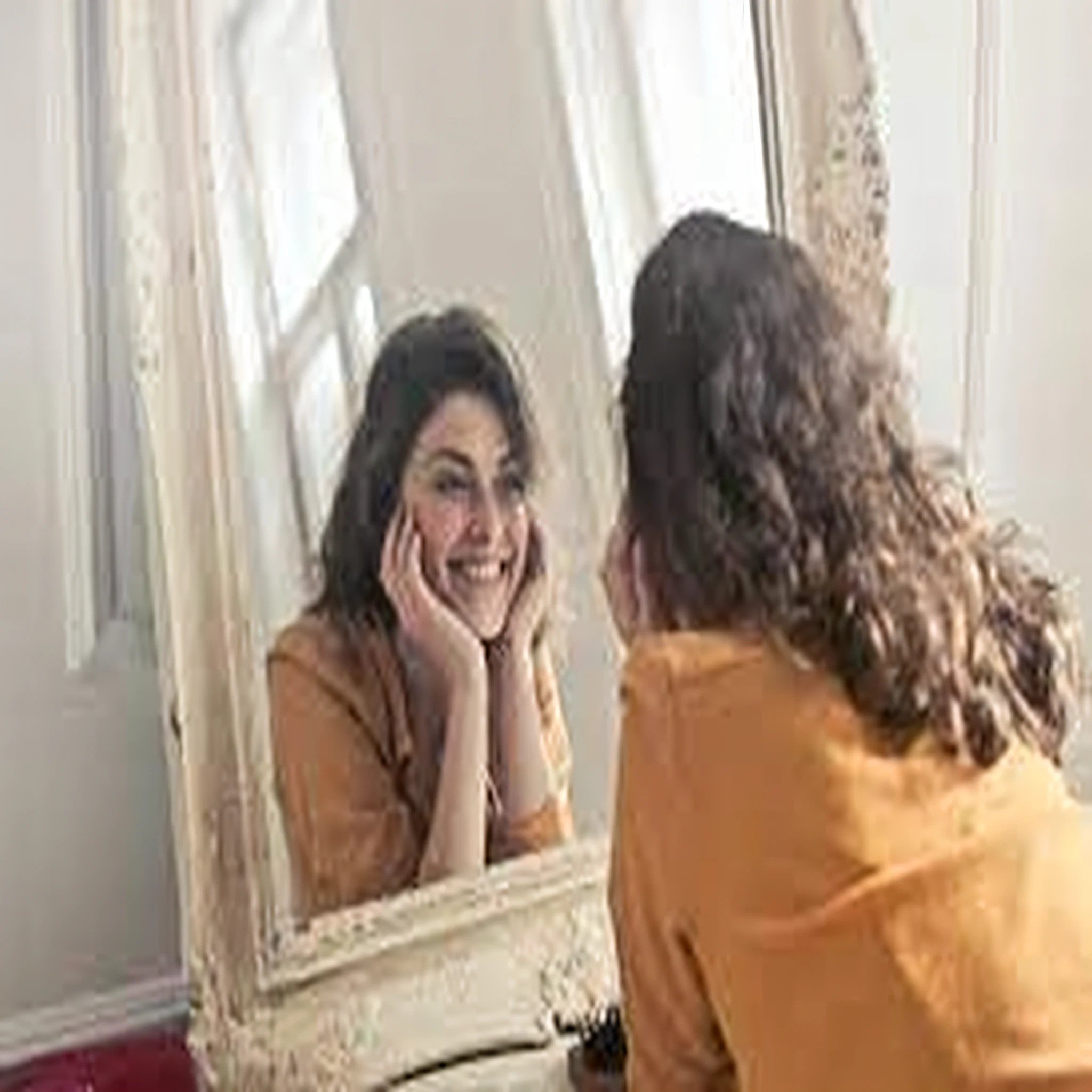 there is a woman that is looking at her reflection in the mirror, Olhando no espelho para o eu mais velho, Olhar no espelho, com um espelho, Olhando no espelho, Olhar no espelho, Olhar no espelho, em frente a um espelho, admiring her own reflection, parecendo feliz, com muitos espelhos, olhar feminino, espelhamento, Espelhado