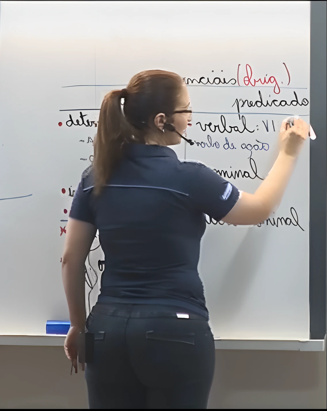 Woman with big ass wearing jeans writing on a whiteboard with a marker in front of her, professor, ensino, estudante, Quadro branco, fernanda suarez,