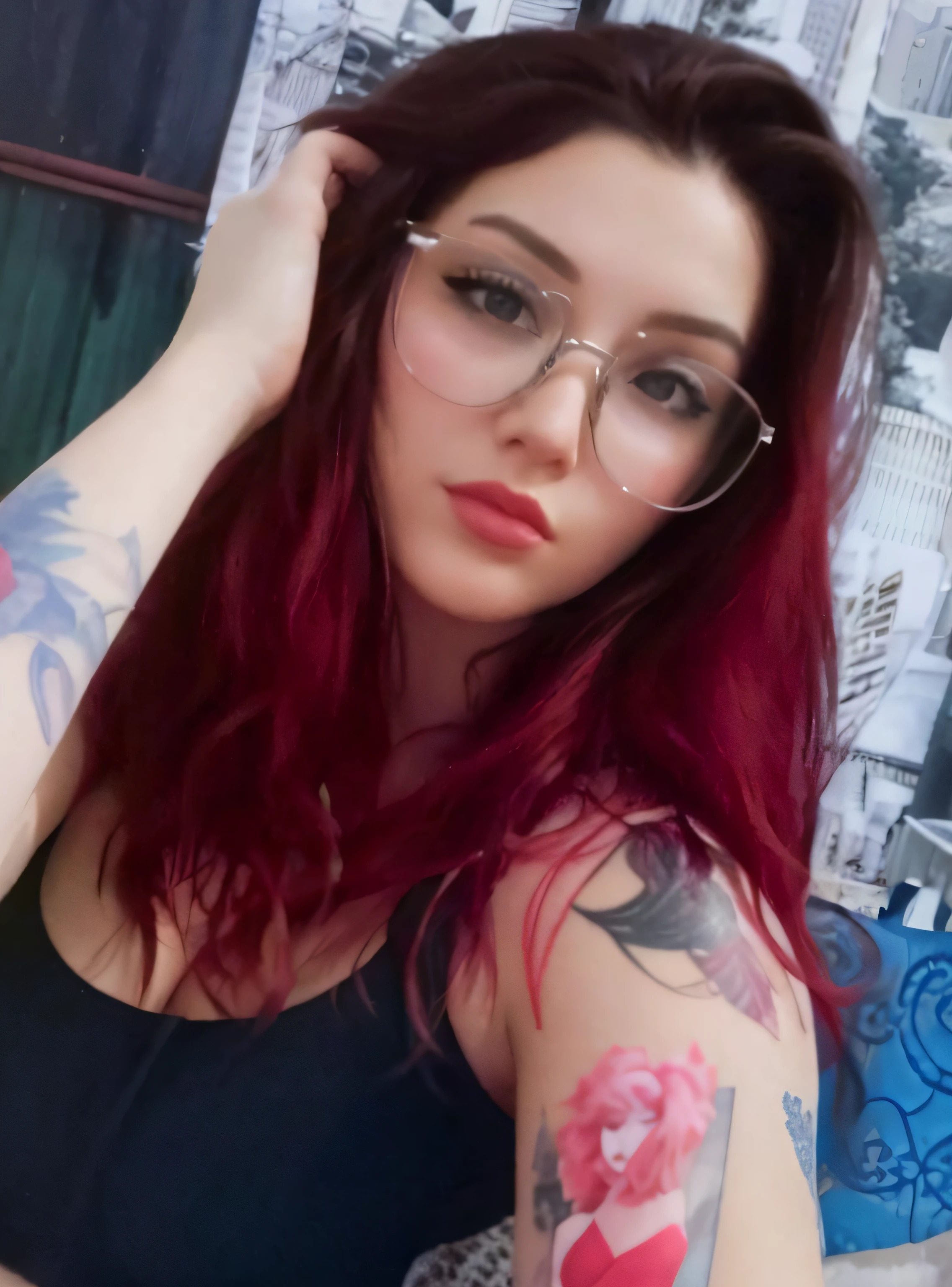 There's a woman with red hair and glasses posing for a photo, angelawhite, imagem de perfil, Angiewolf, com cabelos ruivos, 1 8 I, With eye Glasses, 18 anos, wearing red tainted glasses, com tatuagens, Cor vermelha, red hair, cabelos vermelhos carmesim e olhos vermelhos, 2 2 anos, Coberto, Tatuado