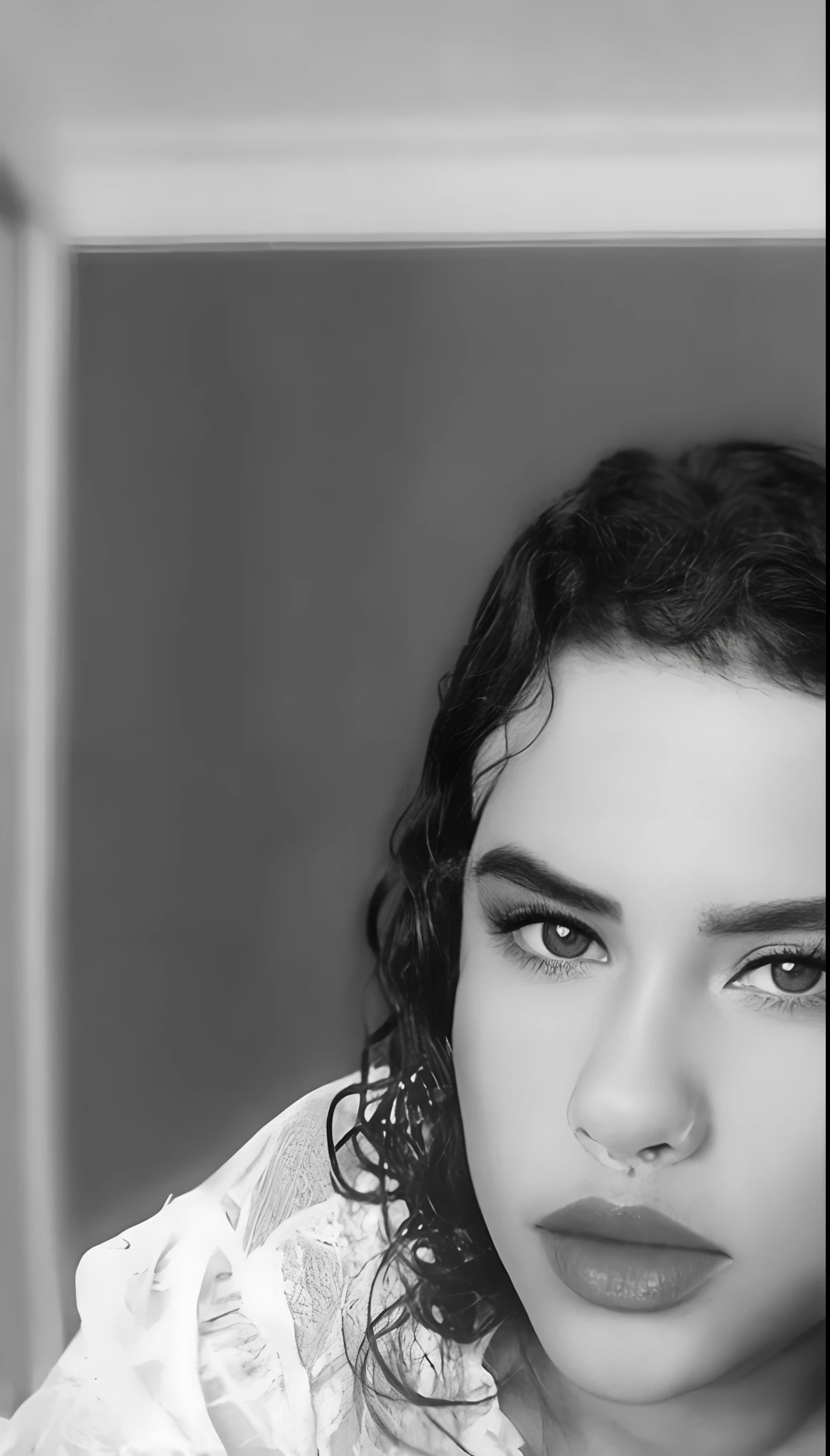mulher arafed com longos caBelos cacheados e um vestido Branco, em preto e Branco, Mulher de 30 anos de CuBa, B&w foto, retrato preto e Branco, imagem de perfil, retrato preto e Branco, angelawhite, preto e Branco, Malika Favre, foto preto e Branco, Violeta Myers, preto e Branco), linda senhora