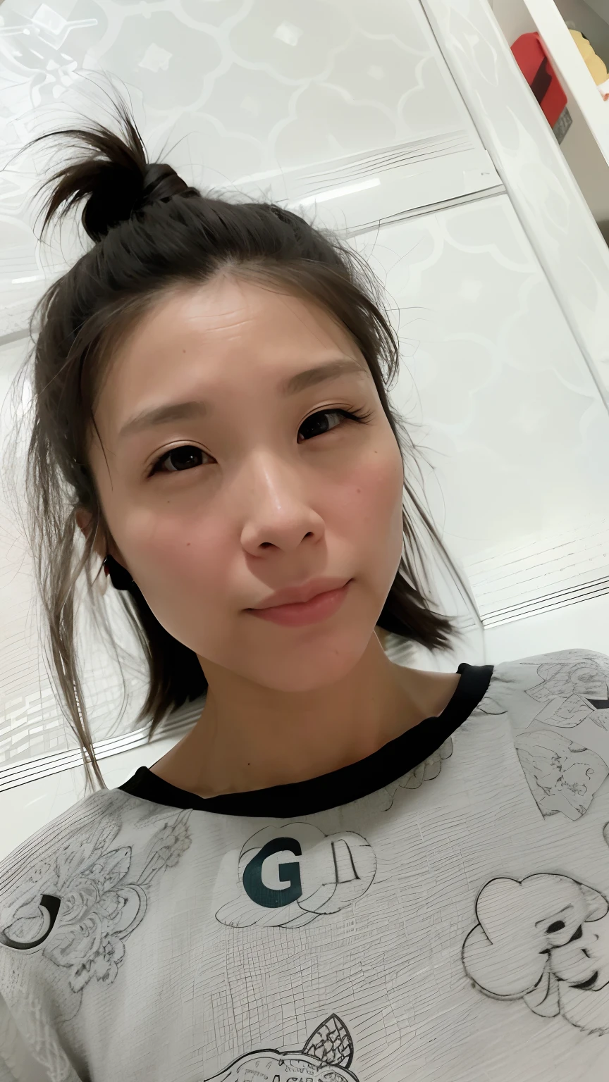 There was a woman，Messy bun in hair, 2 7 years old, 2 8 years old, nomake-up, 30 year-old woman, 3 0 years old woman, 2 9 years old, 2 3 years old, Face picture, 2 4 years old, south east asian with round face, 2 2 years old, 3 2 - year - old, Asian face