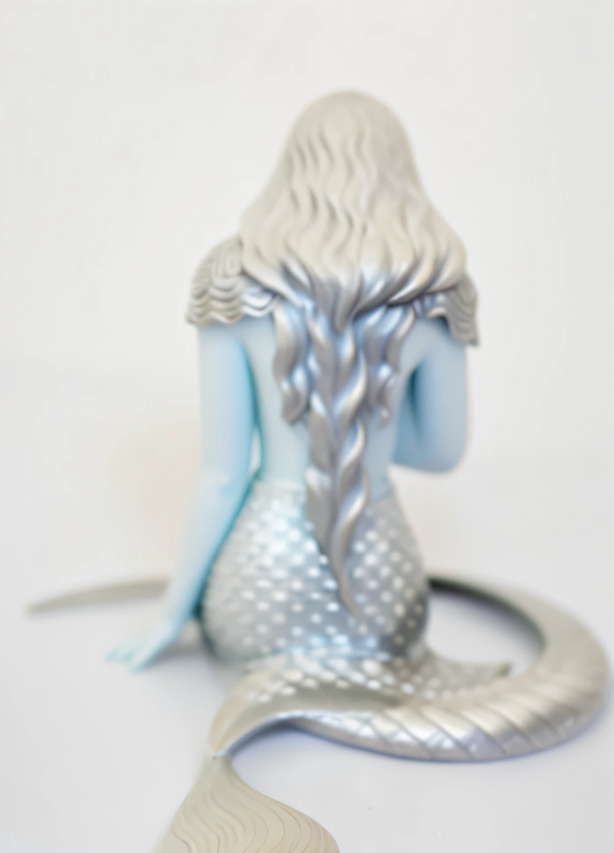 claramente, Sharp focus of a mermaid sitting with big ass on the beach with her back to the camera, sereia cabelo trensado simetrico lindo, sereia bonita, corpo da sereia, Retrato da Sereia, detalhado em 4k, There is a sculpture of magestuous silver mermaid big eyes, feito de metal brilhante, feito de prata brilhante, arte em metal, sereia , escultura de metal surreal, escultura de metal, escultura de metal, prata, mais alto detalhe, Escultura premiada, nova escultura, made of brushed steel, reflexos de metal realistas, arte cromada
