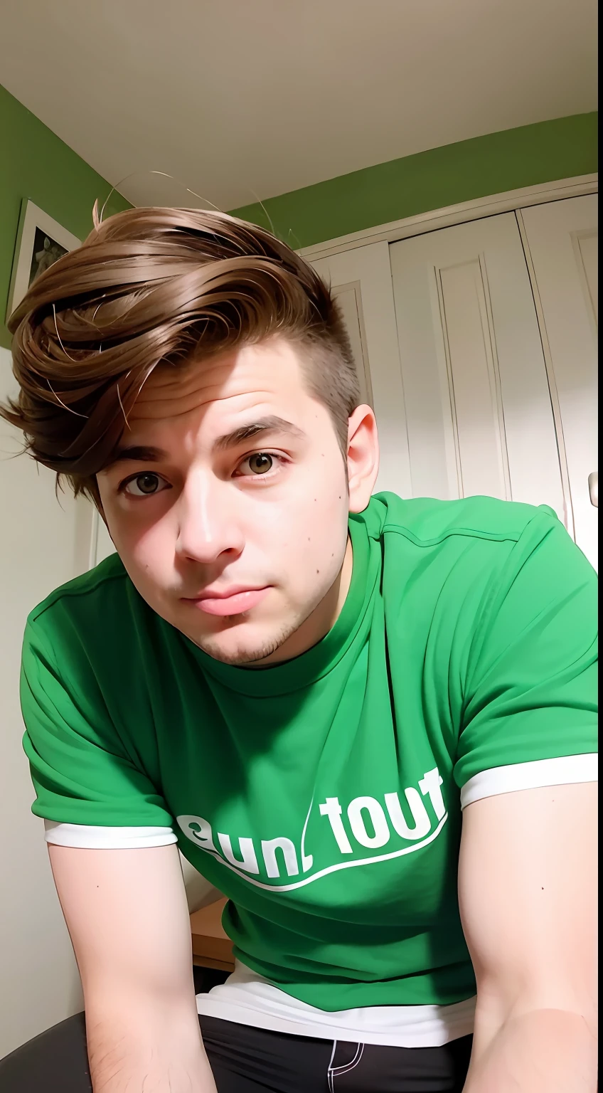 Matt do desenho animado Eddsworld, cabelos laranjas, cabelo espetado pra cima, com uma blusa de frio roxa por baixo de uma jaqueta verde