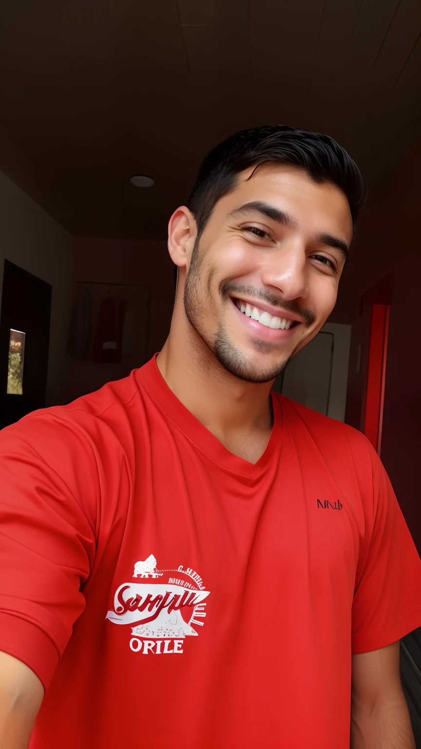 homem sorridente na camisa vermelha segurando uma pizza com um fundo vermelho, restolho leve com camisa vermelha, em torno de 1 9 anos, Michal, he's smiling, com um lindo sorriso, imagem de qualidade muito baixa, Jovem espanhol, lovely smile, muito ligeiramente sorridente, sorrindo docemente, com um rosto orientalista sorridente, sorrindo sedutoramente