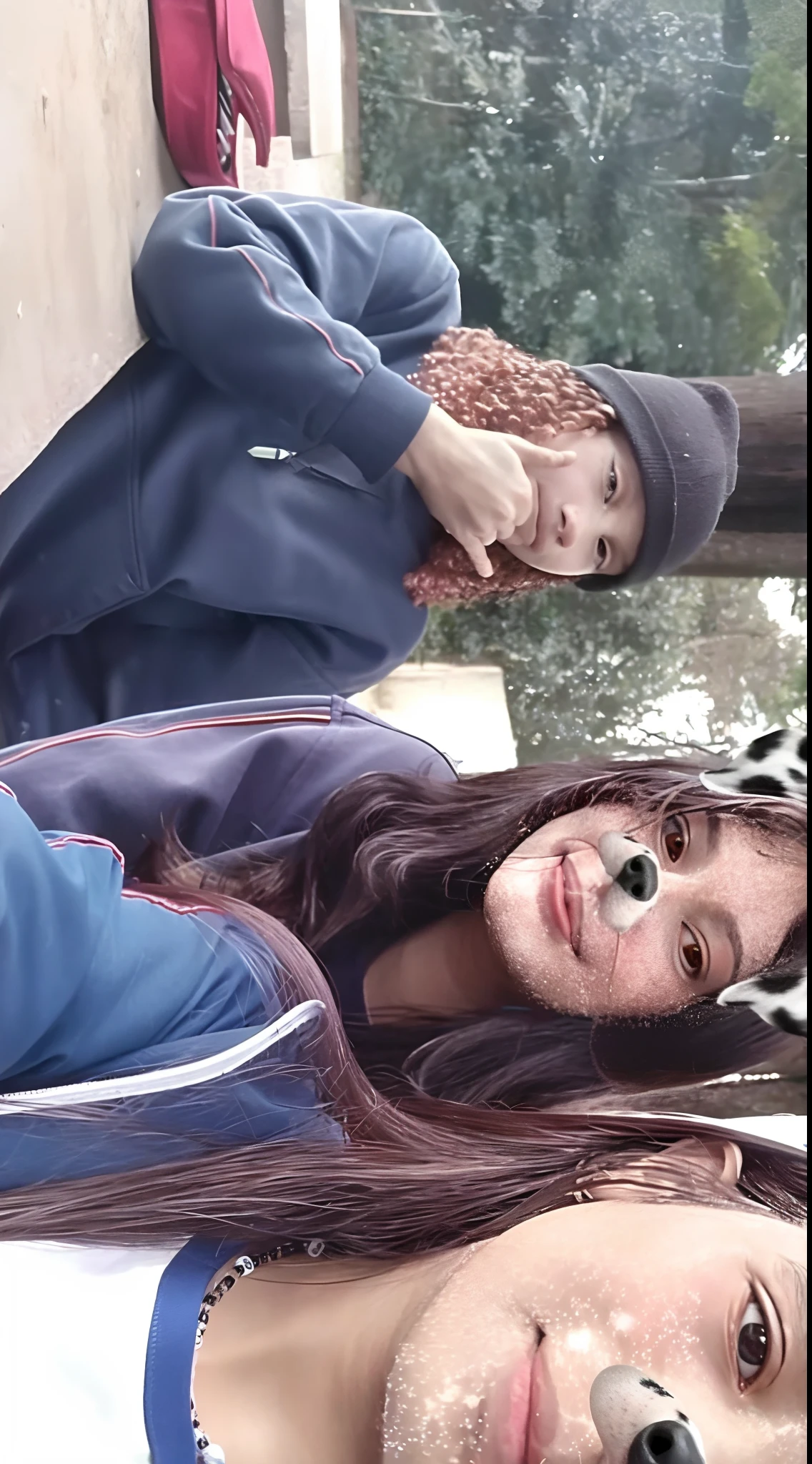 There are two people who stand side by side, foto de baixa qualidade, foto distorcida, fotografia de baixa qualidade, imagem desfocada, imagem de qualidade muito baixa, with dogs, foto do snapchat, em um parque, real picture taken in zoo, scratches on photo, rosto efeito de desfoque, foto desfocada, blurry face, Desfoque de fotos, with stray dogs, em um parque