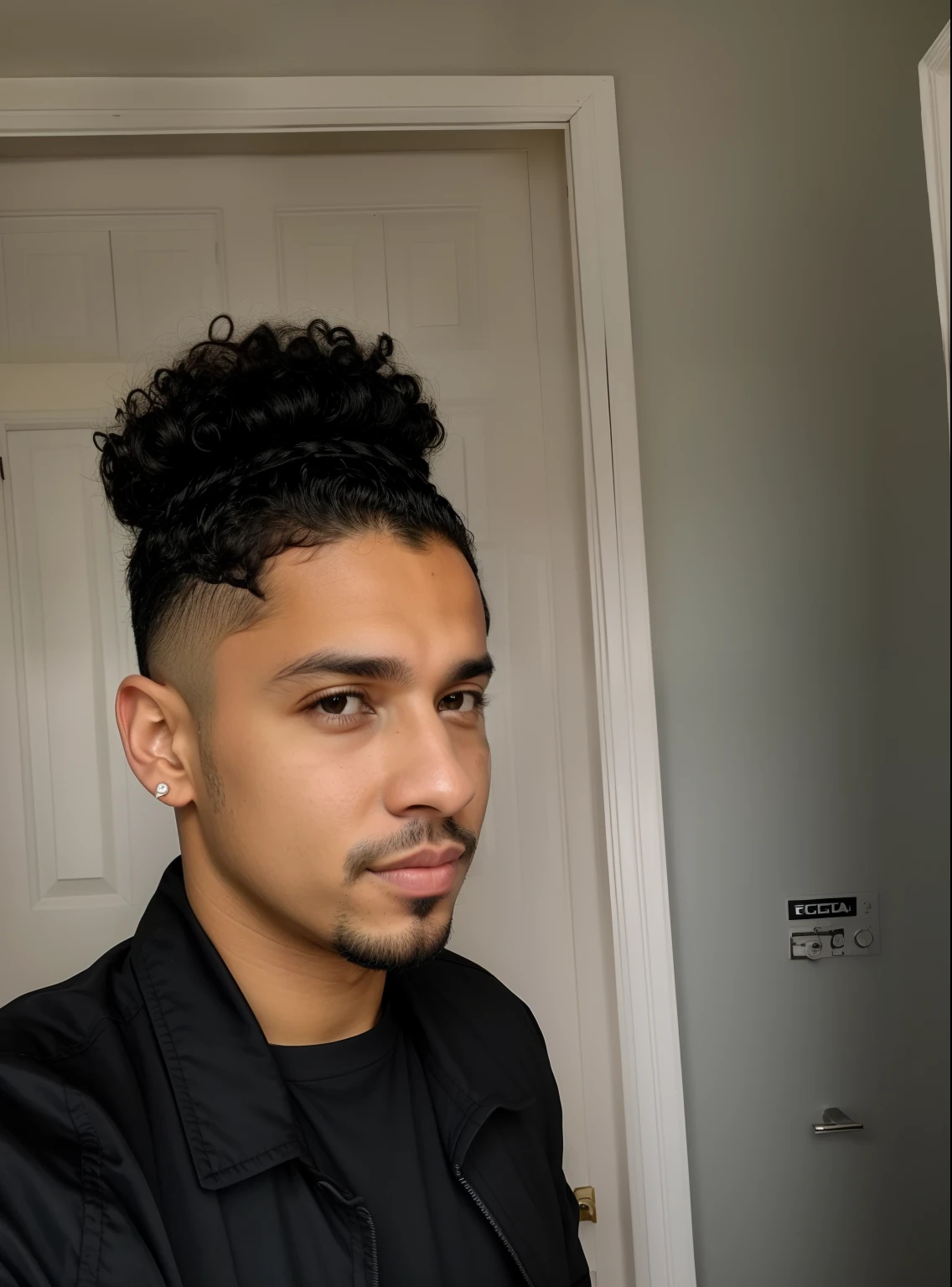 There's a man in a black jacket and a black shirt, curls on top of his head, cachos por cima, um homem negro com longos cabelos cacheados, em torno de 1 9 anos, short hair on top of his head, com cabelo e pele texturizados, cabelos cacheados e curtos, Frente cheia, com um moicano, com afro, com longos cabelos cacheados