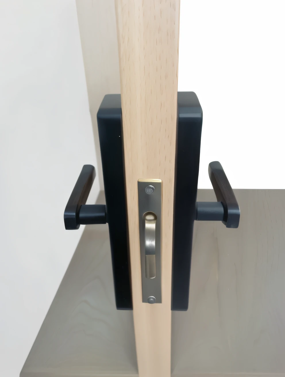 There are doorknobs on the wooden doorknobs, Lock, Metal key for the door, oak, keyhole, 90mm, 9 0 mm, exquisite handle, 3 doors, 1800, Door, mockup, blend, foam, artisans, A big, 120mm, 4 0 9 6, 1 2 0 mm, 130mm