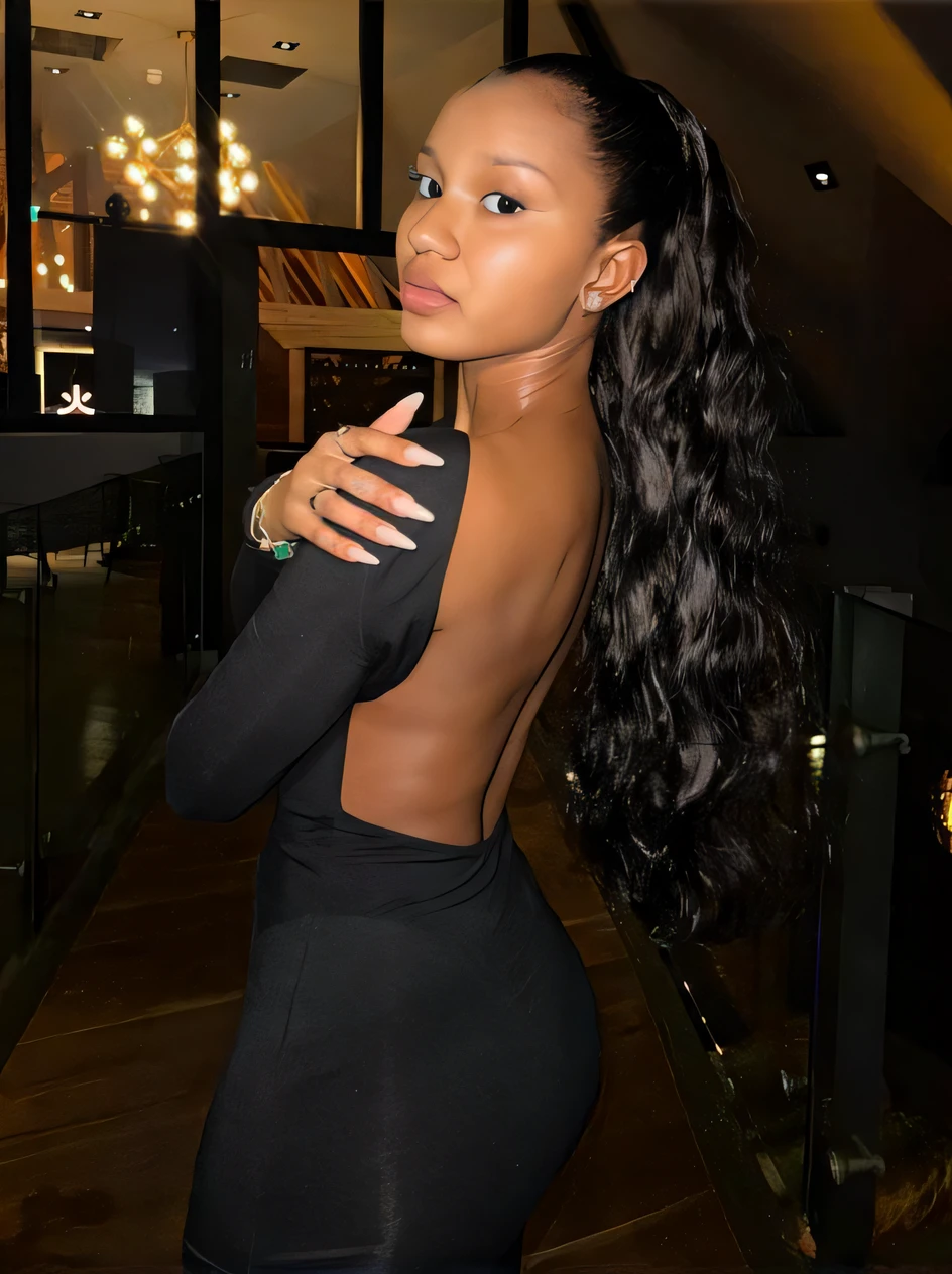 um close up de uma mulher com longos cabelos pretos usando um vestido, cabelo preto longo em um rabo de cavalo, rabo de cavalo preto longo, cabelo de rabo de cavalo preto, rabo de cavalo preto, rabo de cavalo cabelo preto, mostrando o ombro de costas, cabelo em rabo de cavalo baixo liso, posou no perfil, Young lady, aceso de lado, olhando para o lado, com rabo de cavalo, linda senhora, rabo de cavalo longo
