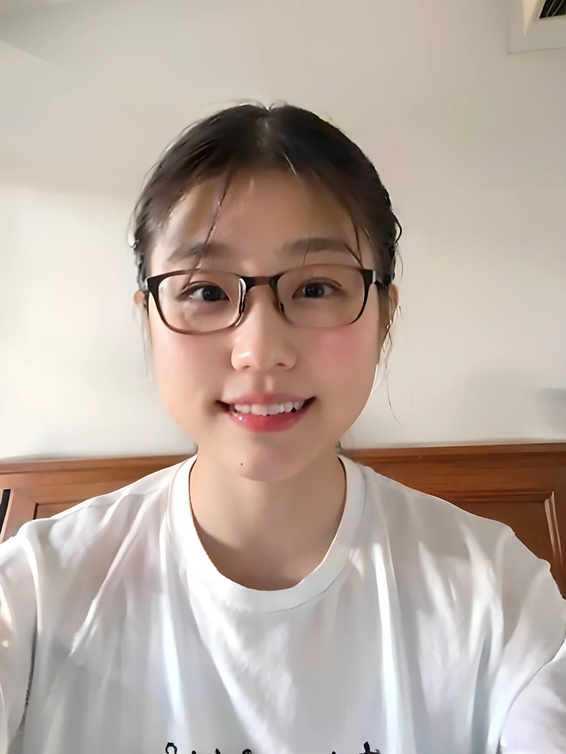 (8k,RAW photos,best qualtiy,tmasterpiece:1.2),(realisticlying,photograph realistic:1.37),hyper-detailing,超高分辨率,1个Giant Breast Girl,looking at viewert,beautifull detailed face,ssmile,smal,(big breasts thin waist:1.3),The shirt,Beautiful Details Skin,skin textures,Floating hair,profesional lighting,((black-frame glasses)),Sexual turn