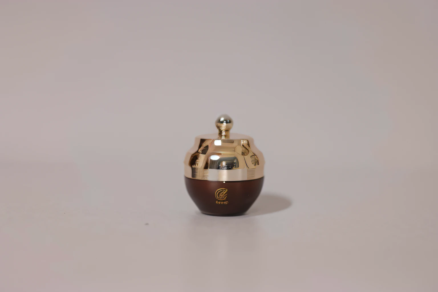 On the white surface there is a small vase with a gold lid, Product photo, product image, photo 85mm, List image, honey, wlop glossy skin, deep image, perfume bottles, taken with sony alpha 9, taken with canon 8 0 d, miniature product photo, 24mm, 24 mm, 2 4 mm, 4 0 mm，Product refinement，HD fix，white backgrounid