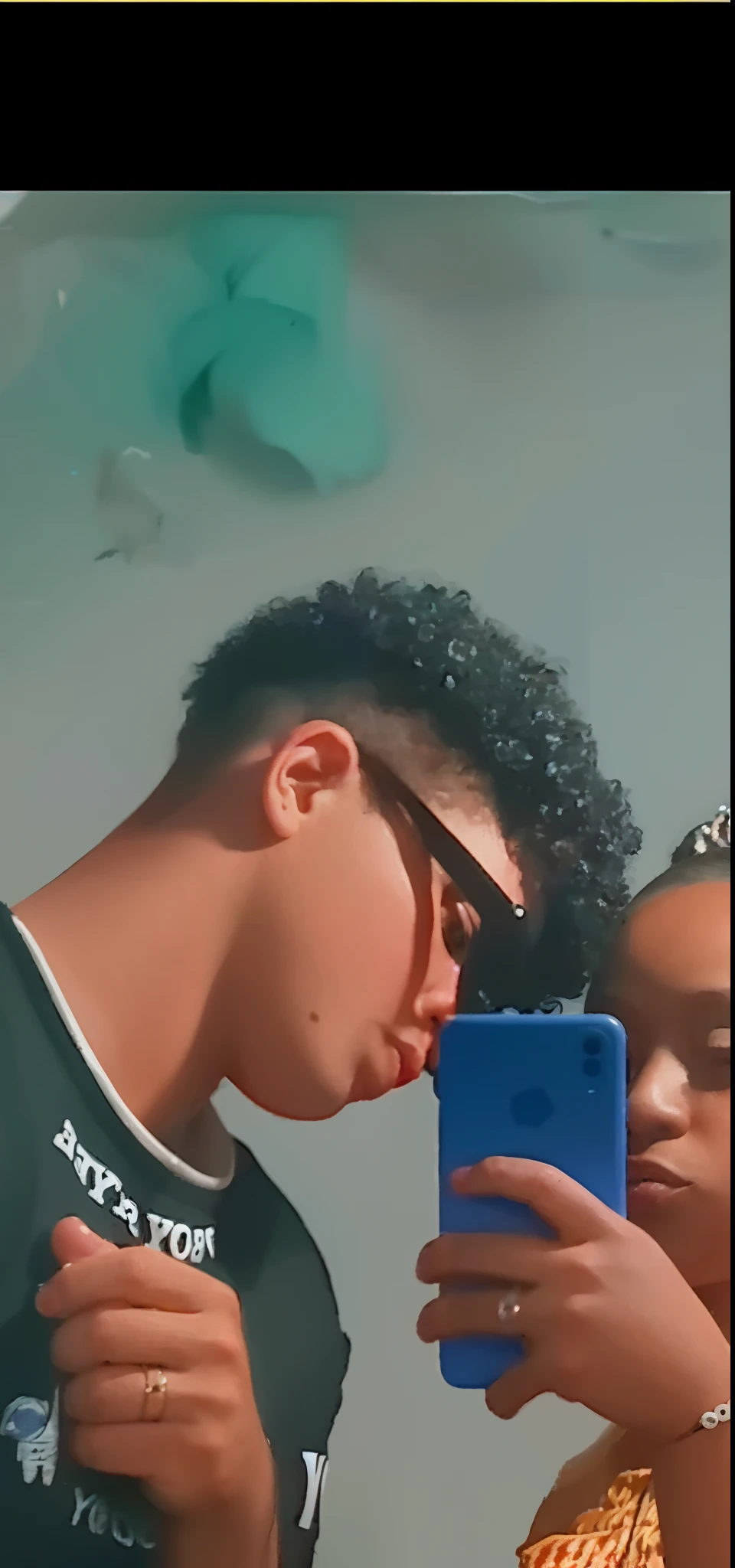 there is a man and a woman taking a selfie in a mirror, suave em _ O pano de fundo, foto de perfil, they are in love