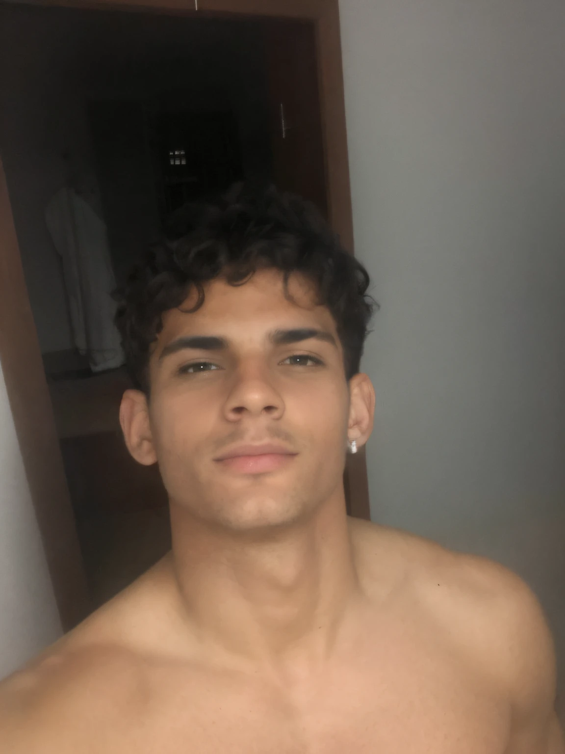 there is a man with a shirt on posing for a picture, ele tem varias tatuagens, He's very beautiful, e musculoso, ele tem uma tatuagem no rosto, this boy is tabby, com tanquinho