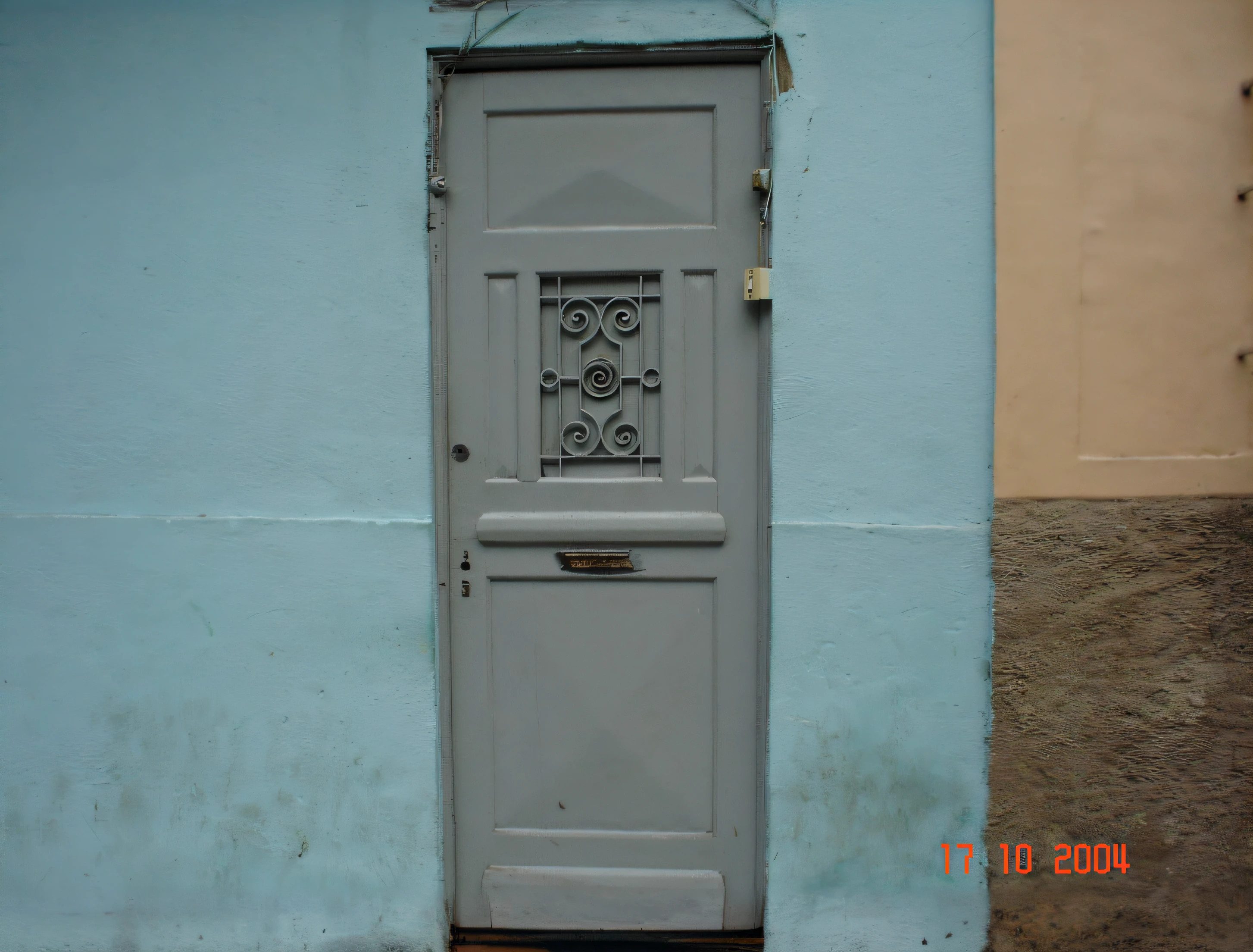Door with a small window and a doorknob in a blue building, porta, door, porta alta, porta azul, Portas, Doors to various accommodations, 3 portas, visto de fora, door to lab, foto 2 0 1 0, entrada secreta, entrada, a door you must never open, imagem frontal, porta da varanda, exterior misterioso, Frente