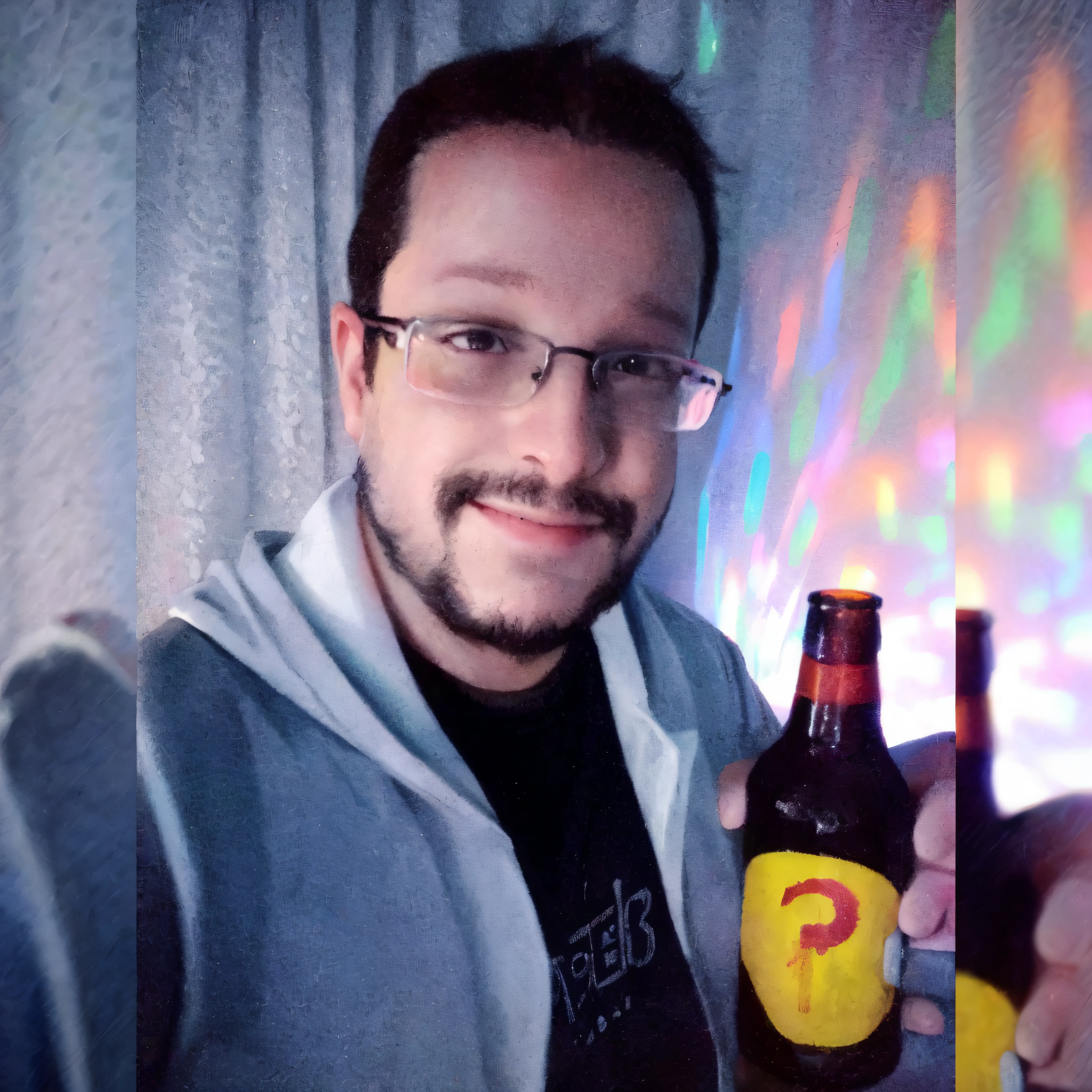 there is a man holding a bottle of beer in his hand, foto de perfil 1024px, segurando uma garrafa de cerveja, segurando cerveja, segurando uma cerveja!!, segurando garrafas de cerveja, 2 5 I, segurando uma cerveja, 20 anos, 2 0 I, taken on a 2010s camera, 🐿🍸🍋, Doug Walker