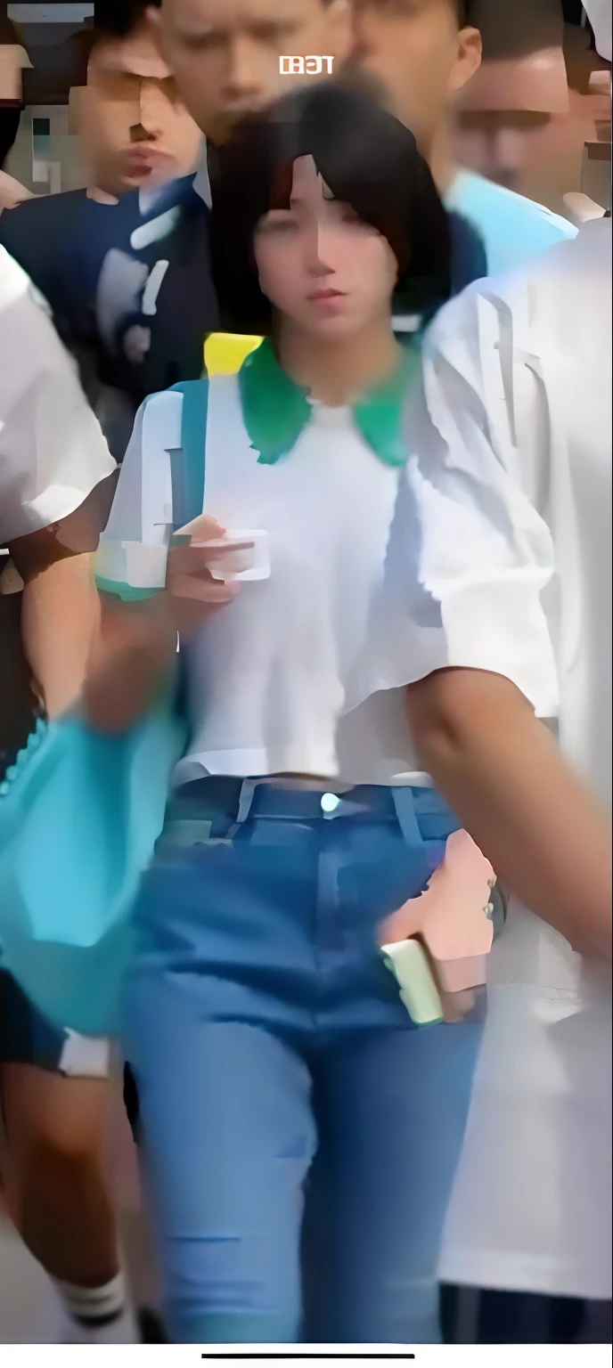 18-year-old girl，Short white top，blue denim pants，short detailed hair，Whitish skin