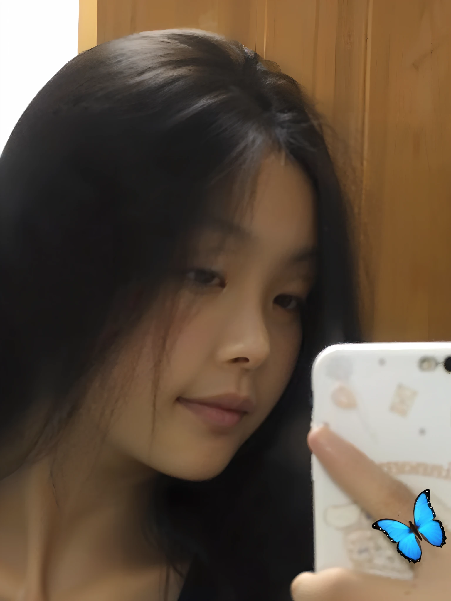 there is a woman taking a picture of herself with her phone, 18 years old, 1 6 years old, 2 2 years old, 2 3 years old, 21 years old, 2 7 years old, wenfei ye, 2 8 years old, 2 4 years old, xintong chen, Lin Qifeng, 1 8 I, 2 9 years old