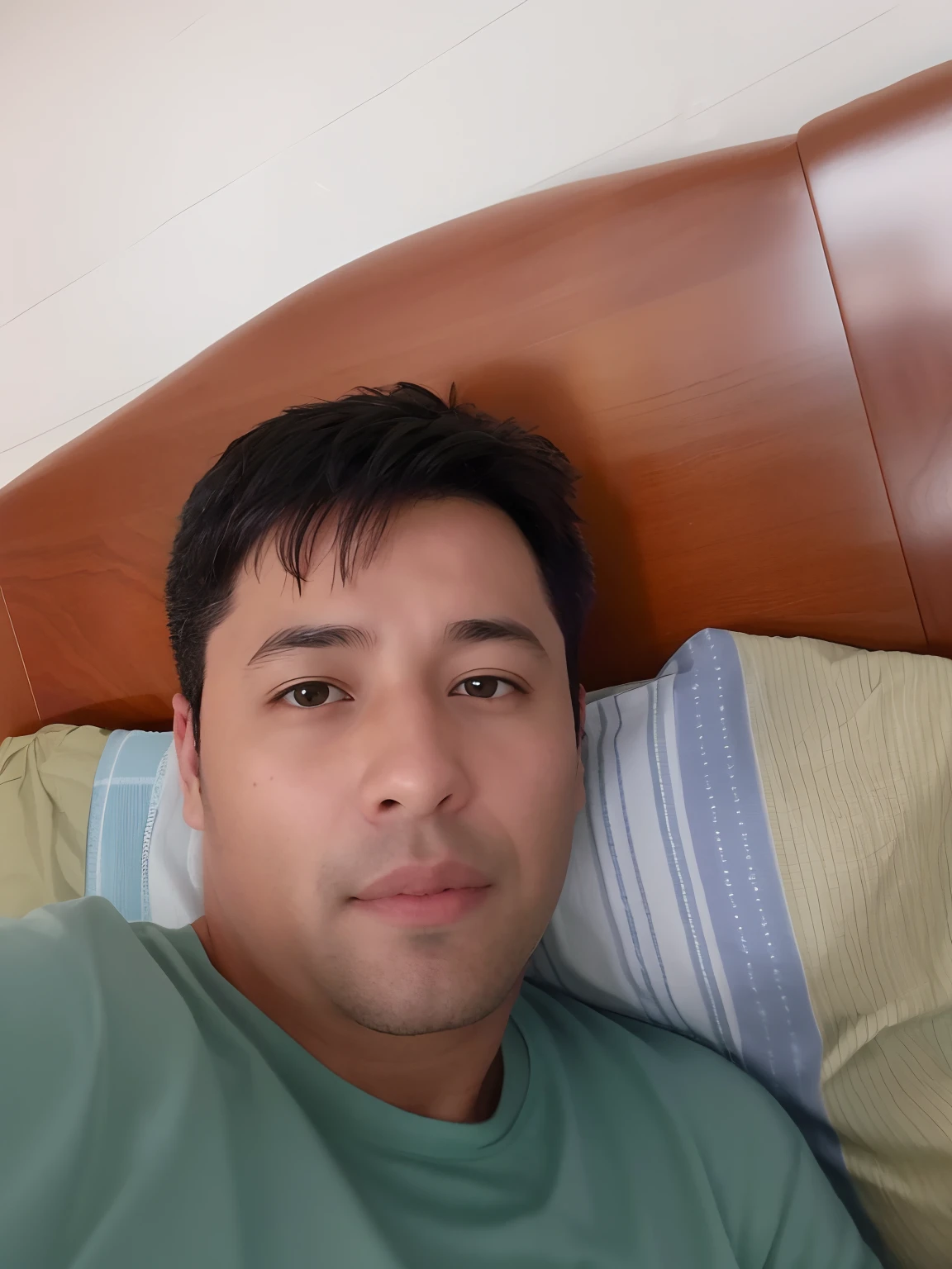 The Arafed man lay on the bed,Wearing a green shirt, 4 0 years old man, 2 , 2 8 years oldold, 2 9 years old, 3 2 - yea8 years old), 3 6 years old, 3 5 years old, 35 ye2 - year - old