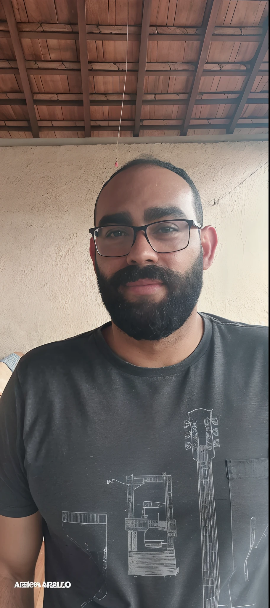 arafed man with glasses and a beard wearing a gray shirt, david rios ferreira, Homem de 4 0 anos, jewish young man with glasses, com uma barba pequena, cerca de 3 5 anos, José Moncada, 3 2 - ano - homem de idade, taken in the early 2020s, he is! cerca de 3 0 anos de idade, Miguel Iglesias
