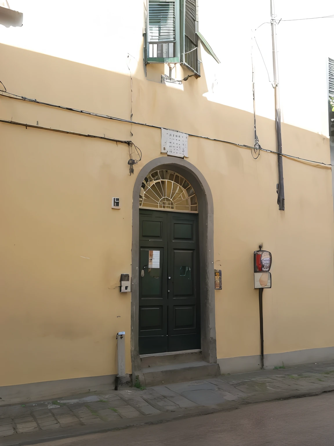There is a black door and a green window in a yellow building, visto de fora, entrada, vista exterior, vista frontal, vista da rua, Escola Florentina, vista externa, abbondio stazio, Vista frontal, Entrada da Academia Privada, studio ghiblo, Furio Tedeschi, Front view, vista de frente, caprichoso