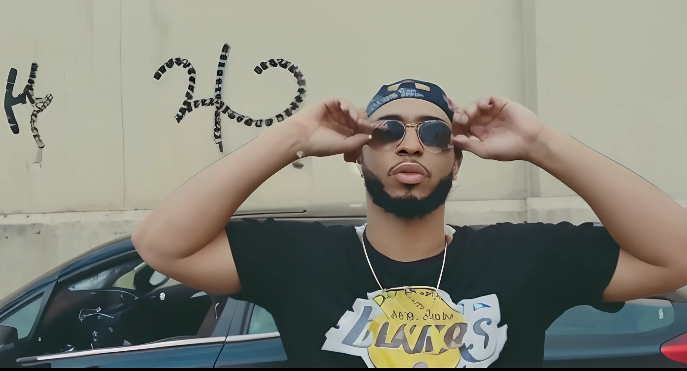Man in black shirt and sunglasses next to a car, Coelho ruim, Videoclipe oficial, still from a music video, Filmagens de baixa qualidade, low quality video, Jayson Tatum como Guerilla Heroica, granulado de baixa qualidade, youtube video screenshot, granulado de baixa qualidade, Fotografia de Drake, the robot rapper anime