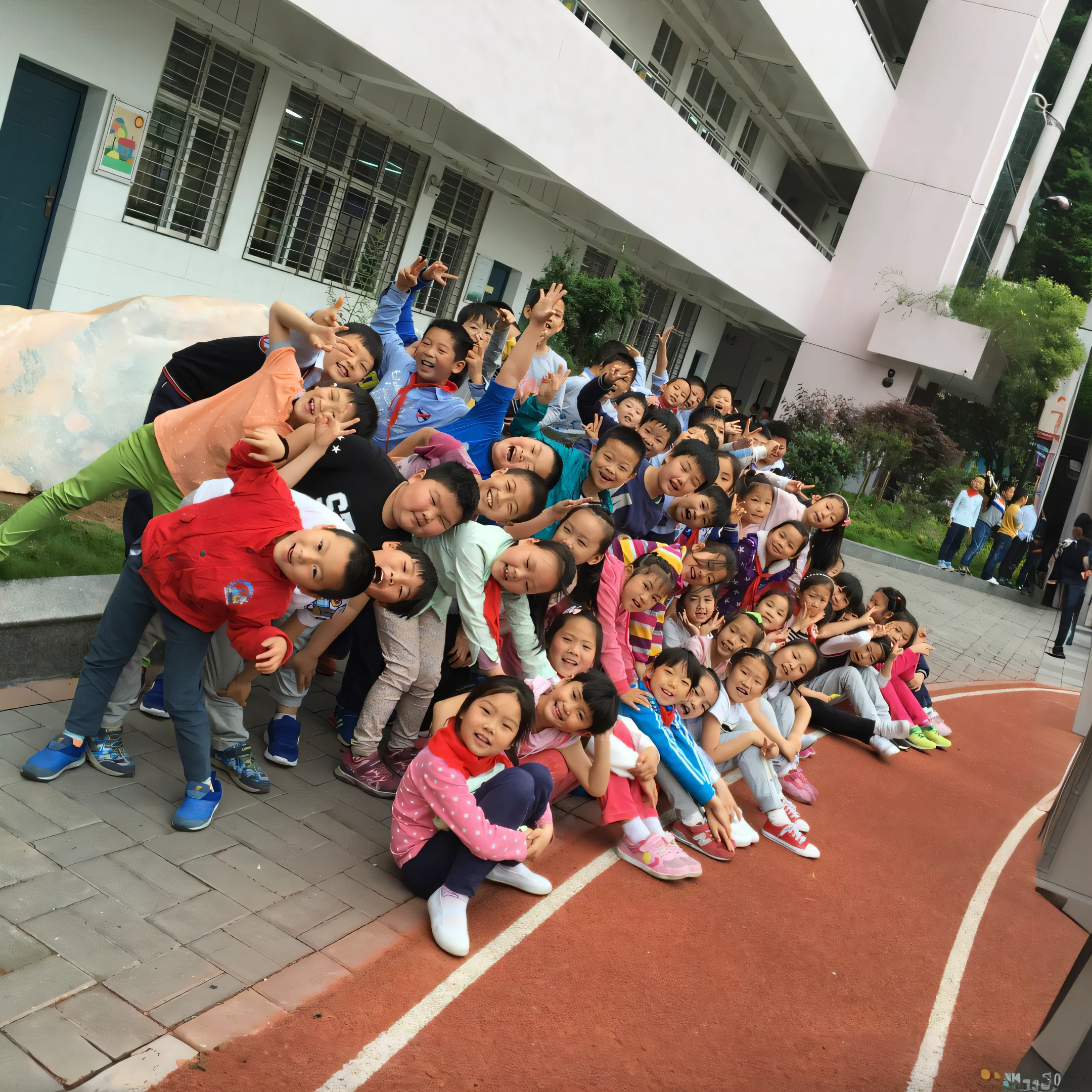 There are plenty of kids taking pictures with a huge stuffed animal,is playing happily,Group photo,Classe escolar,Y3,and 3,school,taken with the best dlsr camera,looking at the camera in!!!Shot with Sony Alpha 9,kid,shot on iphone,Nice composition,interesting composition,Shot with an iPhone 10,ren heng。