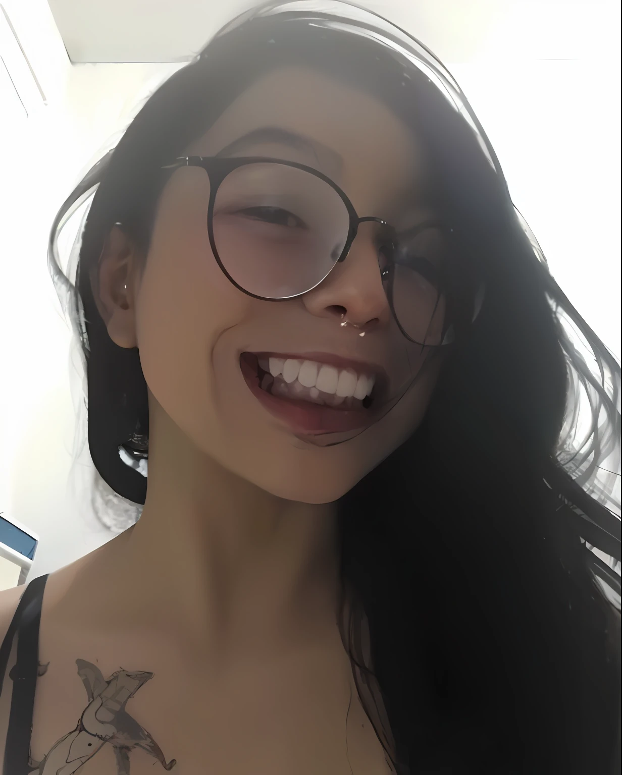 There is a woman with glasses and a tattoo on her chest, bonito ligeiramente nerd sorriso, sorriso insano, leve sorriso nerd, ela tem dentes brancos perfeitos, She is grinning, sorriso perfeito, sorriso assustador, sorriso muito grande, dentes redondos e rosto pateta, sorriso largo, sorriso detalhado, sorriso perverso, ridiculous smile, sorriso bonito, sorrindo lascivamente