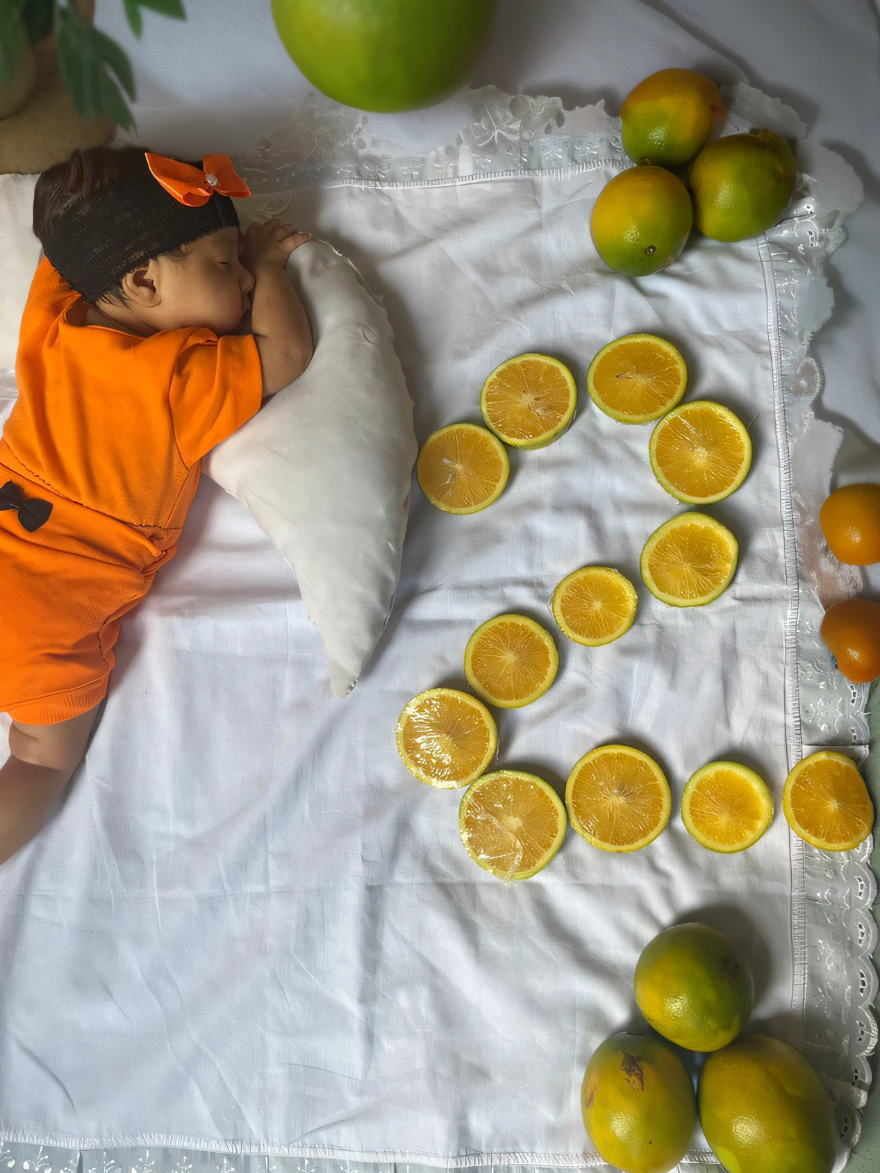 arbol de fruta de naranja,naranjas, grama verde, super realista, hiper realista, estilo cinematografico, 4k,