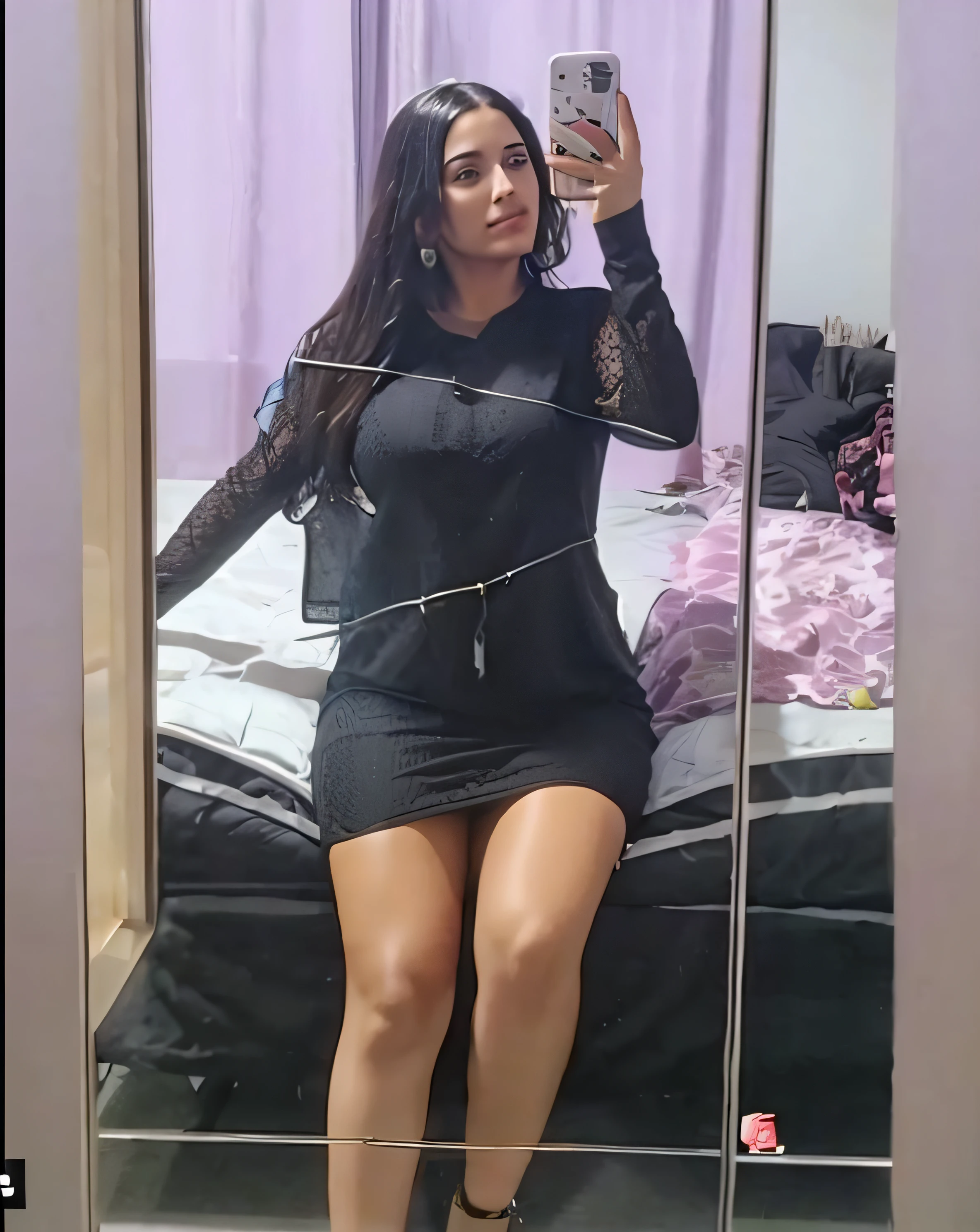 Araffe mulher tirando uma selfie em um espelho em um quarto, vestido sexy, posando em um quarto, vestido justo, low quality video, usando um vestido preto apertado, olhar sexy, em um vestido, she is wearing a black dress, Succubus em vestido curto apertado, she is posing, Mulher de 30 anos de Cuba, Garota sexy pelada mostrando os peitos