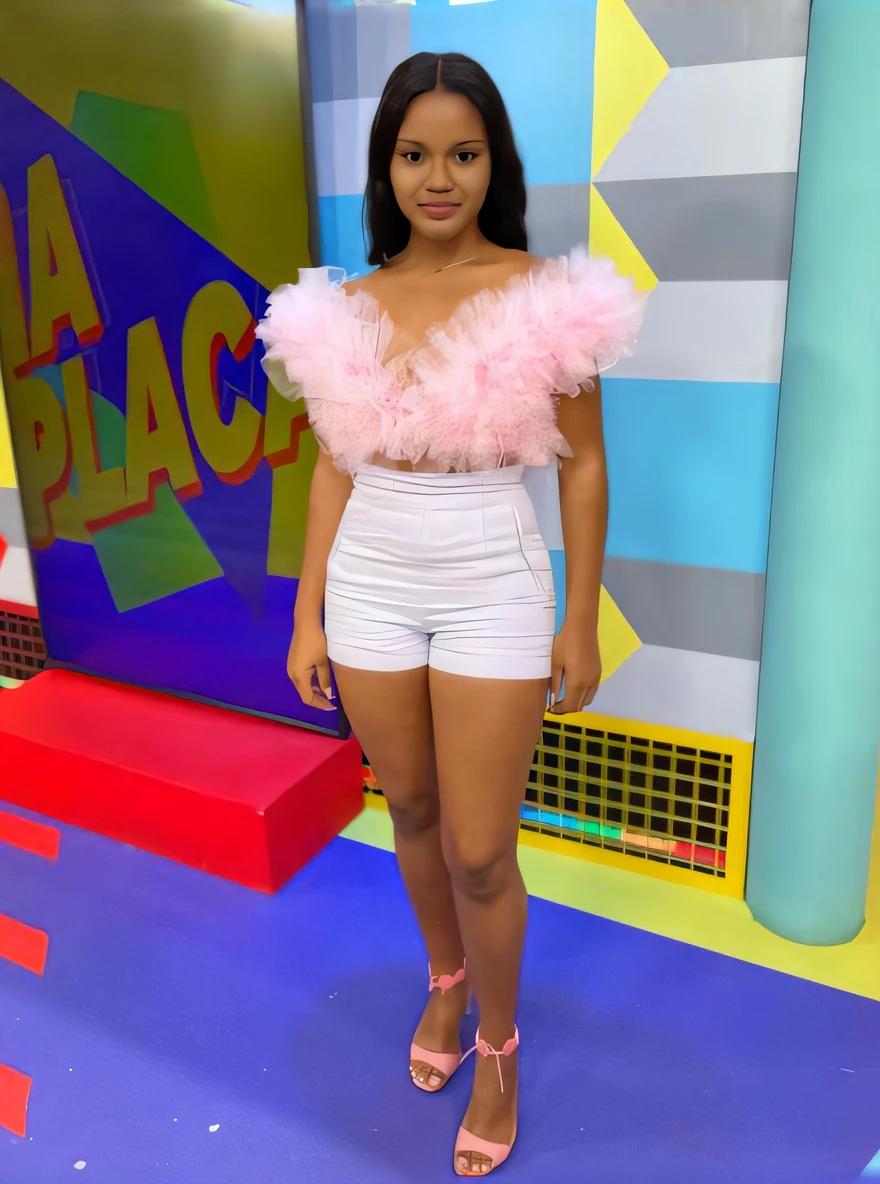 um close up de uma pessoa com um vestido curto em um palco, roupa de babados, vestido com um top e shorts, vibe rosa, imagem de corpo inteiro, bra and shorts streetwear, croptop e shorts, full body cute young lady, usando um vestido de penas, Cardi B, Directed by: Olivia Peguero, roupa branca inchada, made of cotton candy, olhar infantil