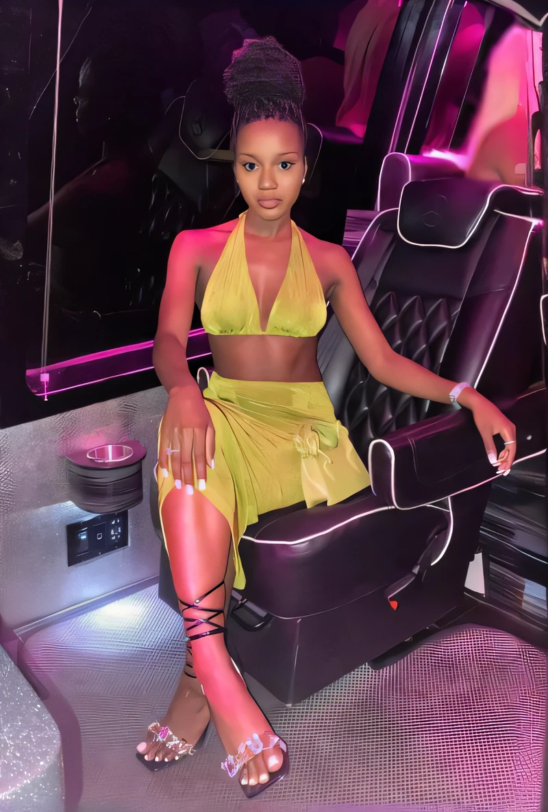 mulher araffe sentada em uma cadeira em um vestido amarelo, Maria Borges, Young lady, gorgeous female, Ela tem pele marrom oliva, her navel is exposed, ela tem cerca de 1 6 anos de idade, Princesa africana deslumbrante, linda senhora, ela tem cerca de 2 0 anos, ela tem cerca de 20 anos, 😭 🤮 💕 🎀, com pele parda