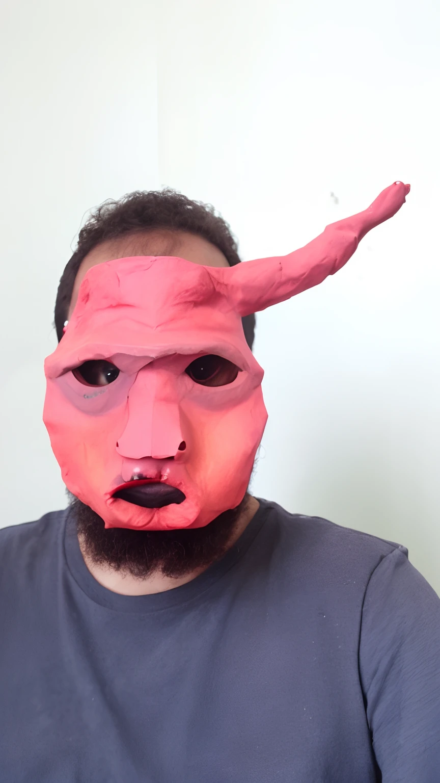 Man with a pink mask and a goat's head, como um personagem claymation, wearing giant paper masks, Personagem Claymation, feito de argila, Broken mask, modelo de argila, cara vermelha, pele de argila apodrecida, argila abstrata, villain wearing a red oni mask, em argila, cara vermelha, monstrous mask