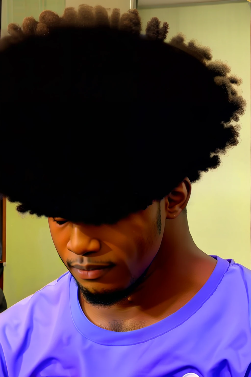 afro ao lado do seu urso que astausando camisa da universidade USP