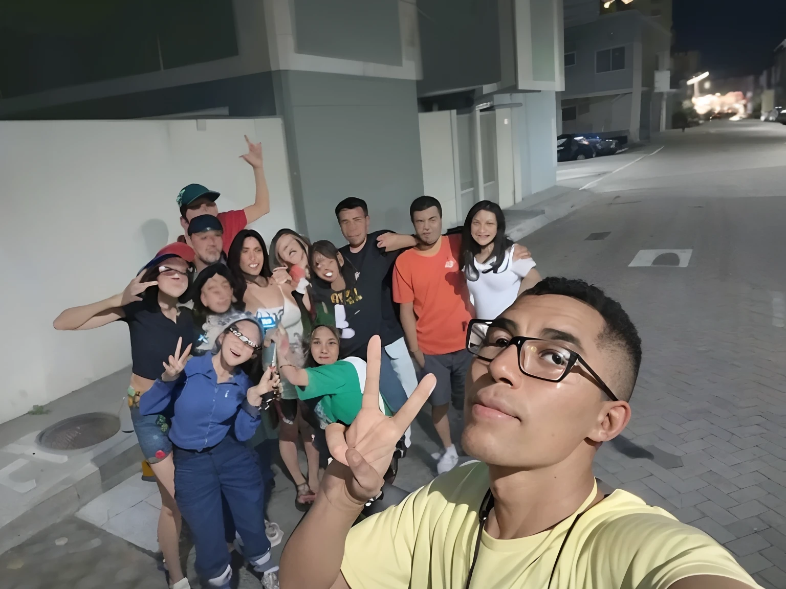 there are many people standing together in a parking lot, Selfie!!!!!, Fotografia Selfie 8k, Tiro em GoPro9, Looking at camera!!!, foto Selfie, selfie shot straight on angle, Assumido em Go Pro Hero8, taken with the best dlsr camera, !! looking at the camera!!, foto de grupo, nigth, posar para uma foto, na noite da selva !!!