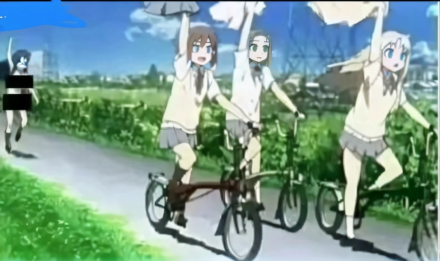 Three women snatched a dark-haired woman's clothes，Ran on a bike，The brunette chased helplessly behind