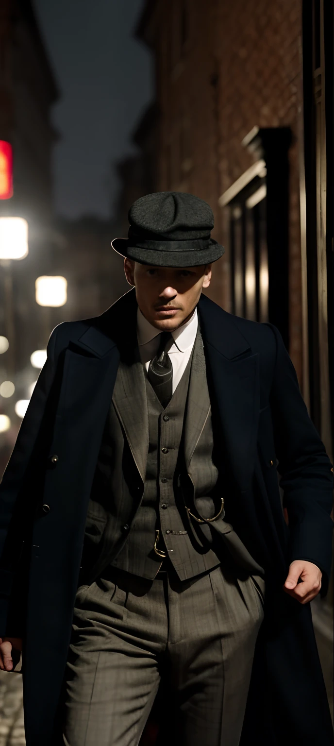 There's a man in a suit and hat walking down the street, Figurinos de Peaky Blinders, Persianas Peaky, Persianas Peaky (2018), Turma de Peaky Blinders, inspirado em Max Magnus Norman, a suited man in a hat, Tom Hardy como Henry Dorsett Case, homem bonito, muito bonito