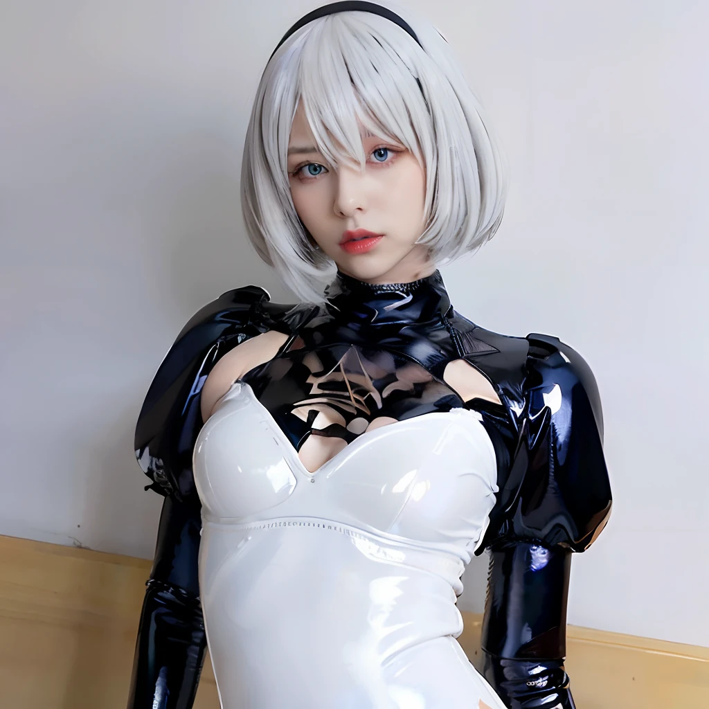 2b, with a stunning shiny latex suit, destacando su figura perfecta y pechos voluptuosos. Tiene un distintivo cabello corto de color blanco que resalta su apariencia audaz y moderna. Her piercing blue eyes show determination and intensity, without showing any imperfections.