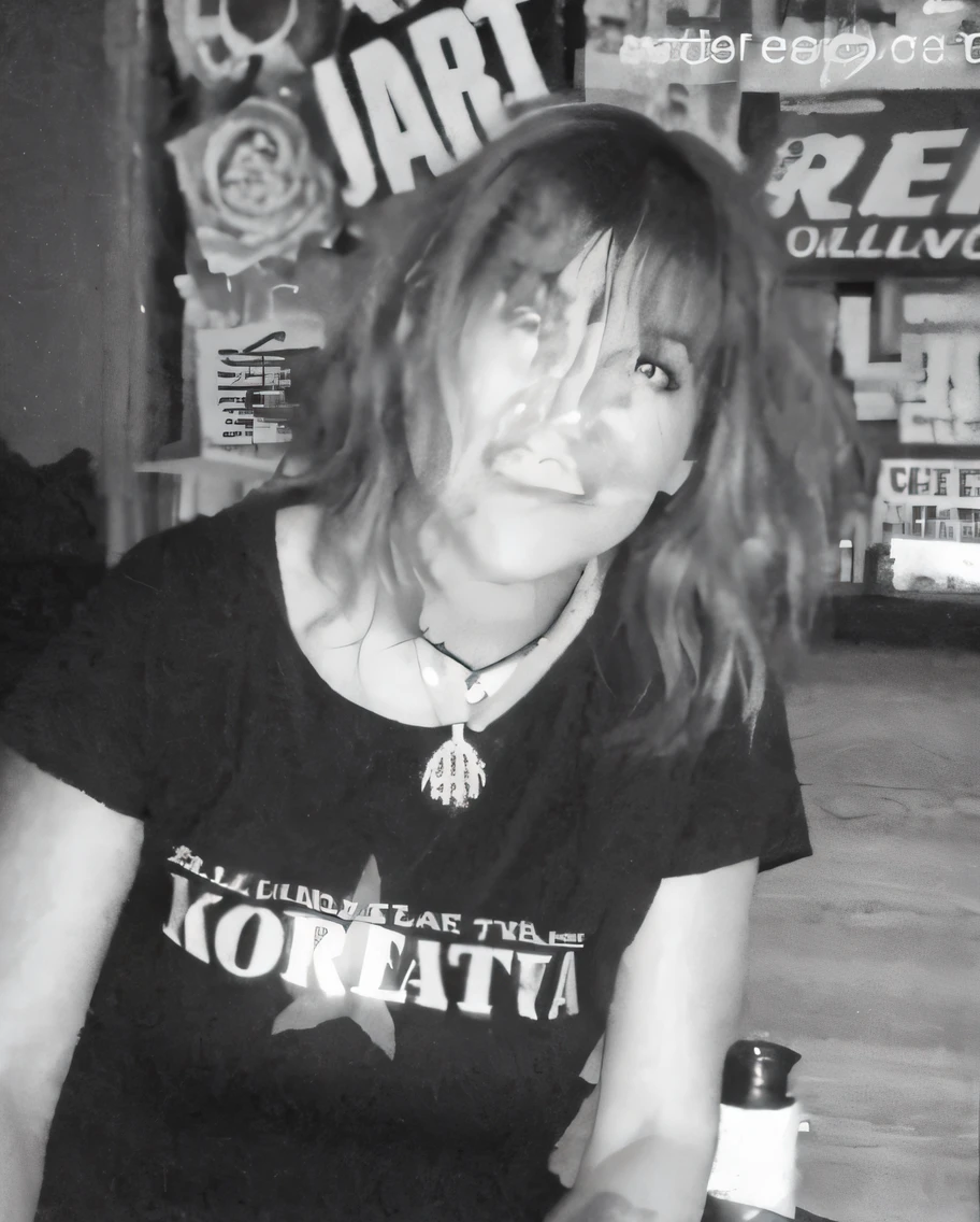 Chica vikinga con mohawk lila. En actitud defensiva. ojos grises. delgado. about 40 years. Pecho normal. Trasero de burbuja.