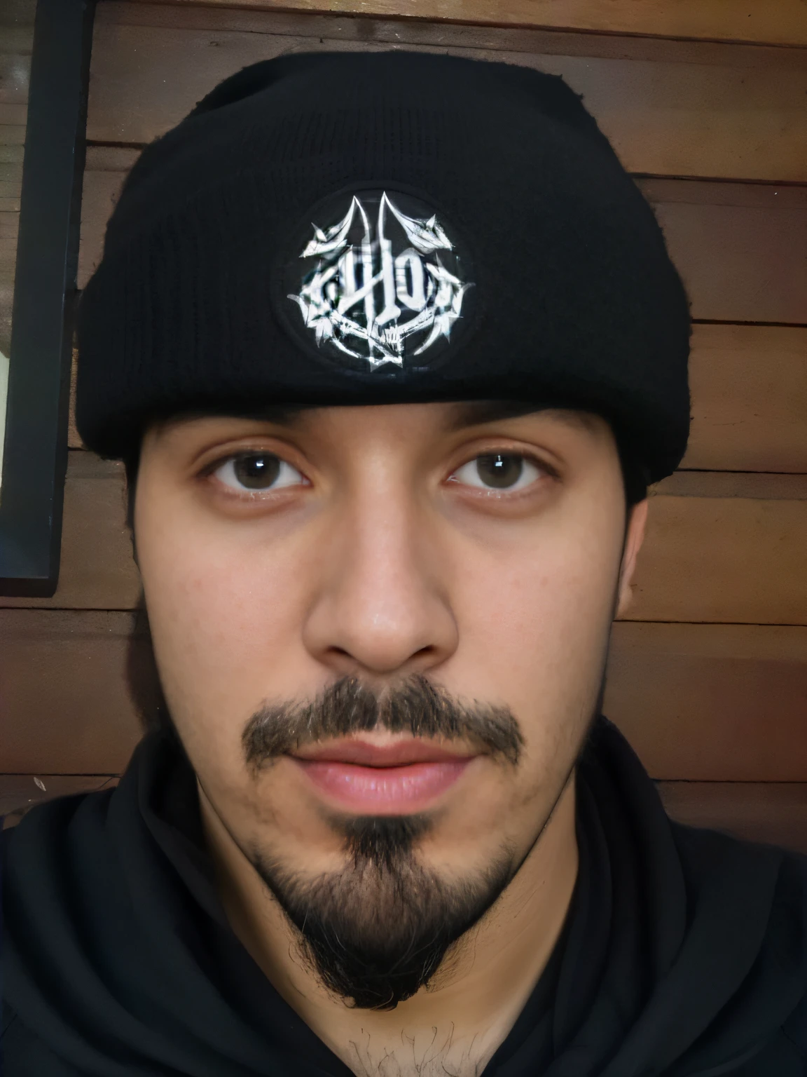 Man with beard wearing black hat and black jacket, Streamer do Twitch / Jogador Ludwig, imagem frontal, foto de perfil 1024px, foto de perfil headshot, estranho, andres rios, imagem de qualidade muito baixa, imagem de perfil, foto de perfil do discord, foto de perfil, with black beanie on head, Inferno, restolho no rosto