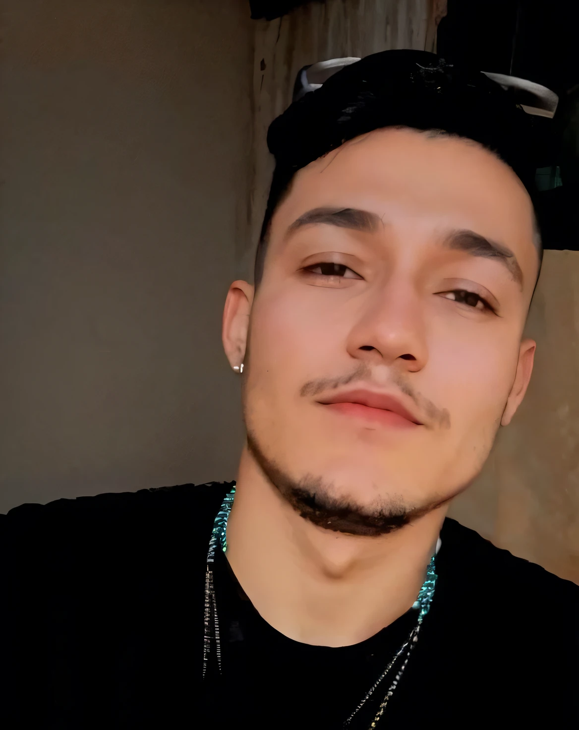  
Un jeune de 22ans rasé cheveux court bronzer avec un bouc au menton corps athlétique la vigntaine regard charmeur portant un chat sur son epaule avec un chapeau sur la tête
 

