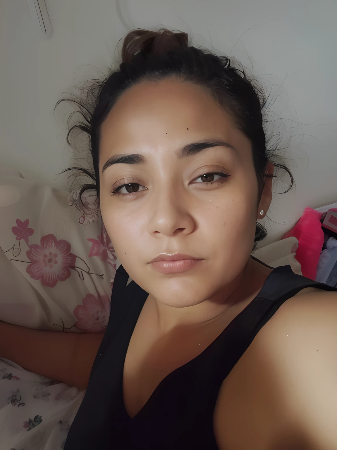 There is a woman lying on a bed with a remote control, 3 0 anos de idade mulher, Mulher de 30 anos, 38 anos, Mulheres de 40 anos, 2 7 anos, Ayahausca, 3 2 anos, 2 8 anos, 2 9 anos, 3 6 anos, Mulher de 30 anos de Cuba