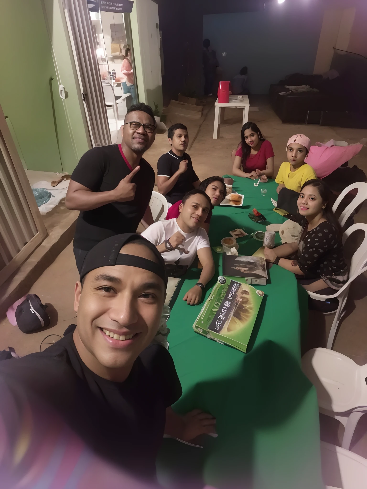 several people sitting at a table with a green tablecloth, 4 k post, Postagem 4k, sao 8 k, octa 8k |, family dinner, todo mundo se divertindo, Foto realista, Directed by: Willian Murai, artista desconhecido, 🌻🎹🎼, 8k!!!!!, album photo, nigth, Torne-se profissional, Brincando, jogando jogos de tabuleiro