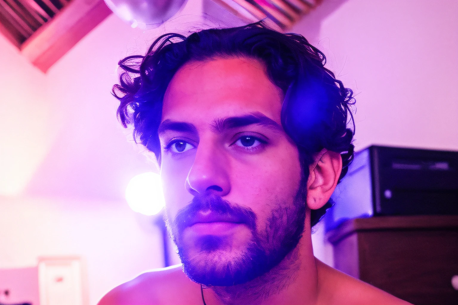 there is a man with a beard and a shirt on, retrato colorido, Retrato tirado 8 K, blue symmetric eyes 24yo, color photograph portrait 4k, retrato suave luz baixa, foto retrato suave 8 k, ariel perez, Alex Miranda, Alejandro, Retrato de Danny Gonzalez, halfbody headshot, Retrato no meio da foto, Foto de perfil, looking intensely at the camera