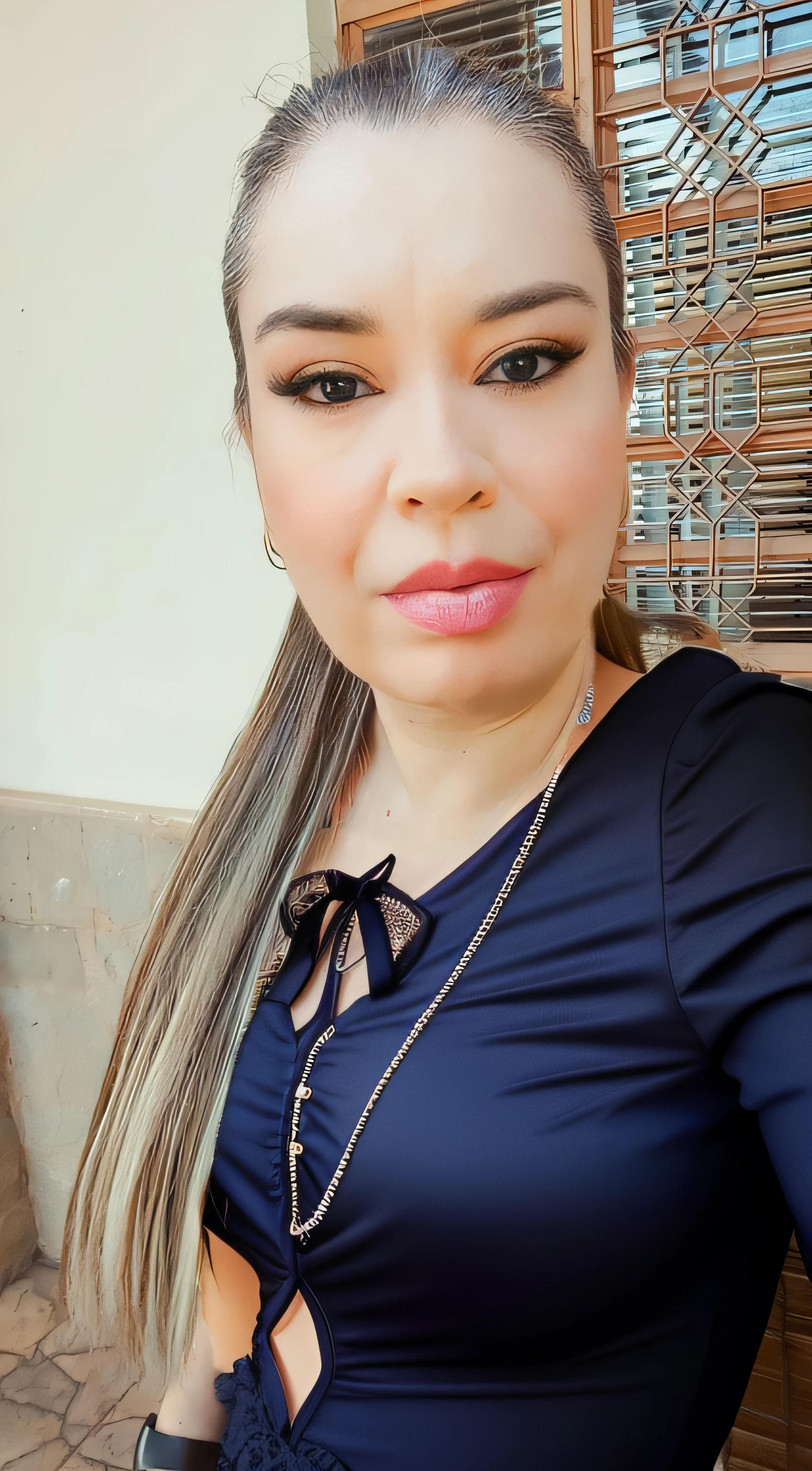 mulher com blusa vermelha e preta de renda, em um lugar com flores