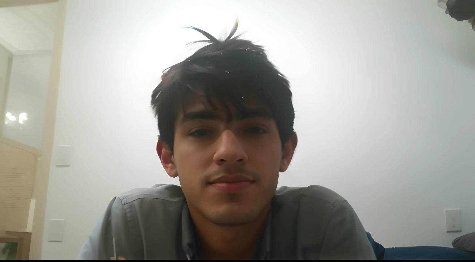 there's a 26-year-old man, Retrato colorido, Retrato tirado 8 K, blue symmetric eyes 24yo, color photograph portrait 4k, retrato suave luz baixa, Foto retrato suave 8 k, ariel perez, Alex Miranda, Alejandro, Retrato de Danny Gonzalez, halfbody headshot, Retrato no meio da foto, Foto do perfil, looking intensely at the camera